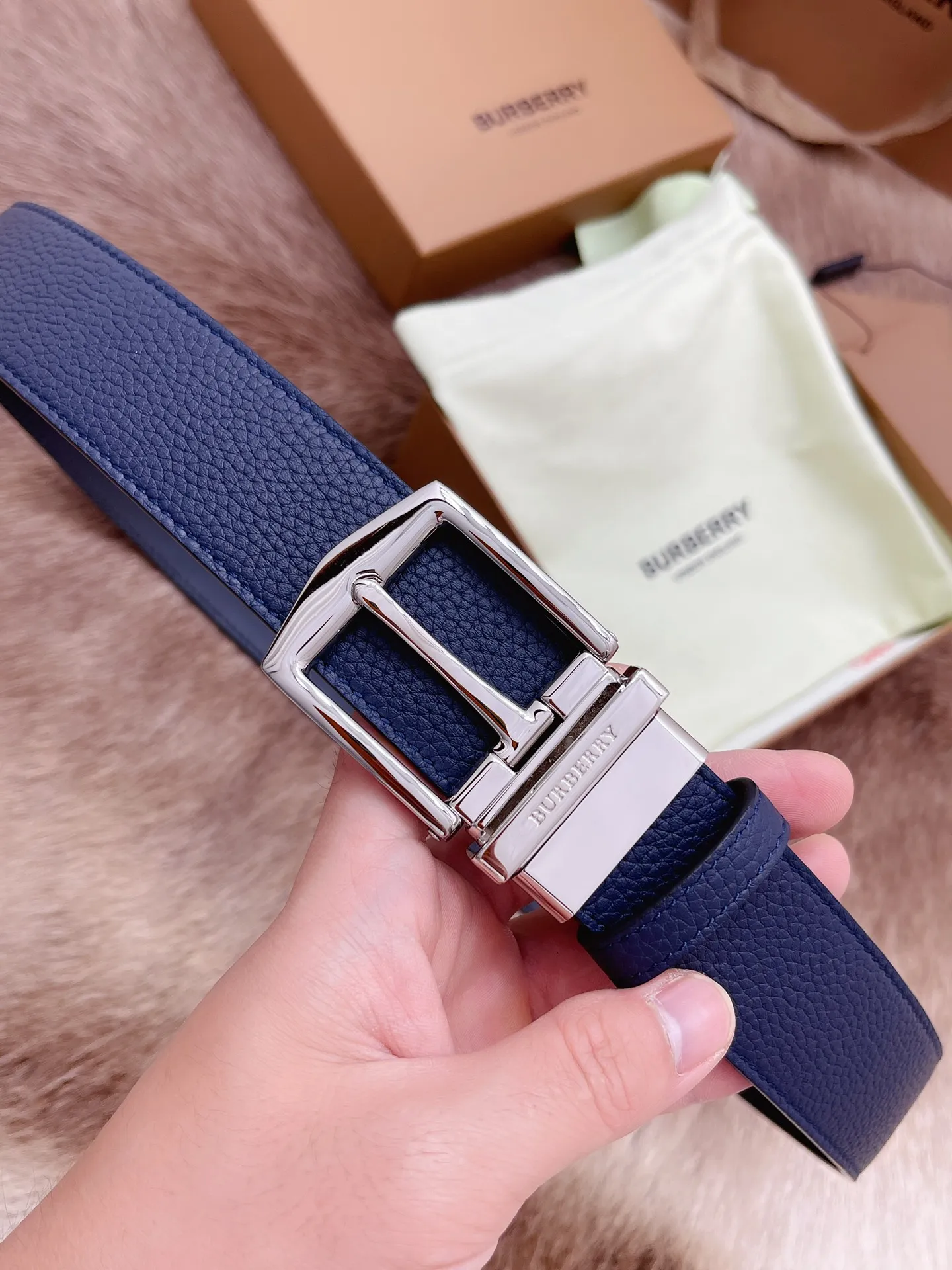 💰400💰Authentic packaging💰 💍Purchase-grade Burberry men's belt. Trading company order exported to Italy. Authentic size 3.5cm. OEM original leather material. Brass hardware vacuum plating to create the original taste of the product!