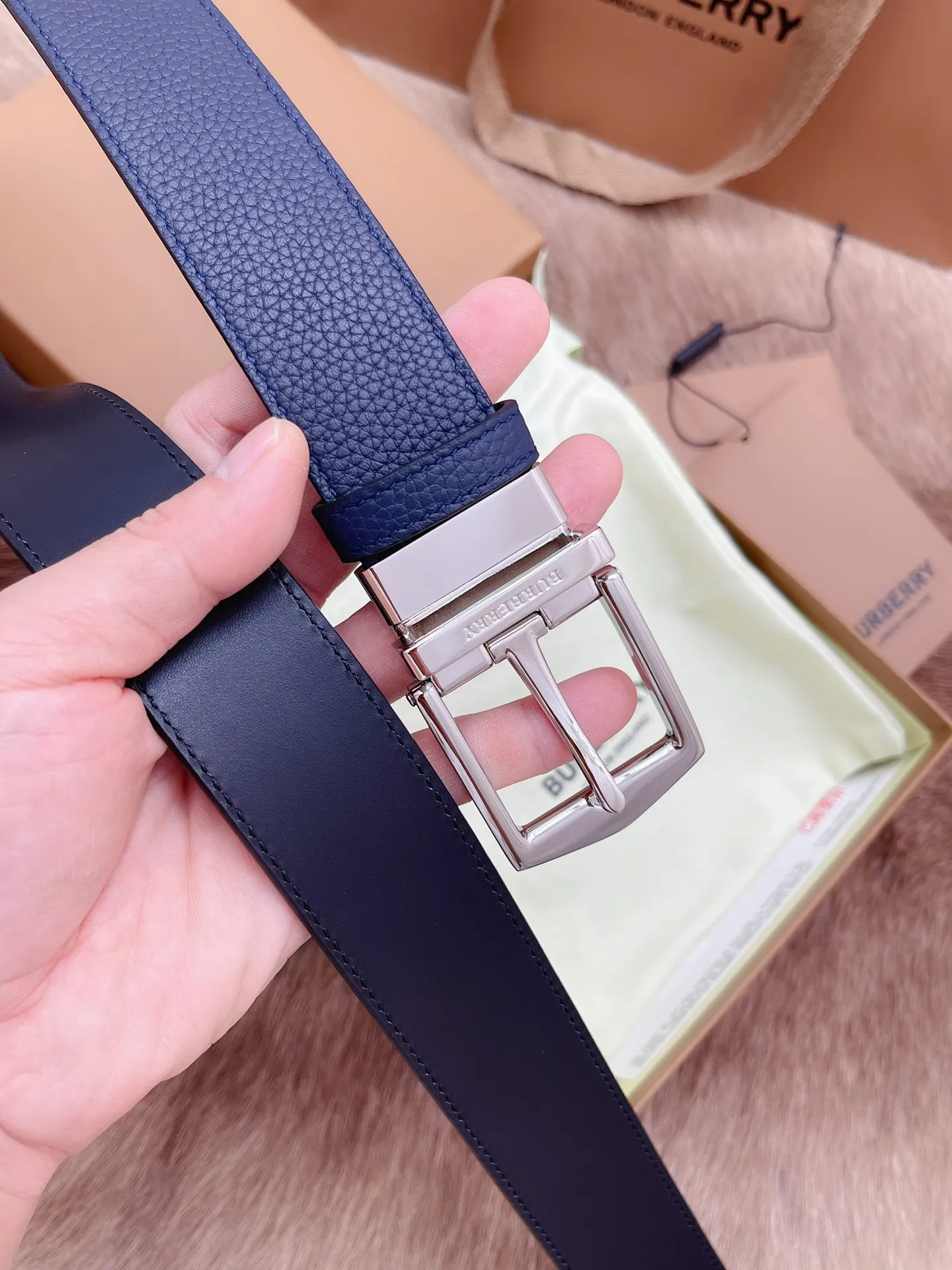💰400💰Authentic packaging💰 💍Purchase-grade Burberry men's belt. Trading company order exported to Italy. Authentic size 3.5cm. OEM original leather material. Brass hardware vacuum plating to create the original taste of the product!