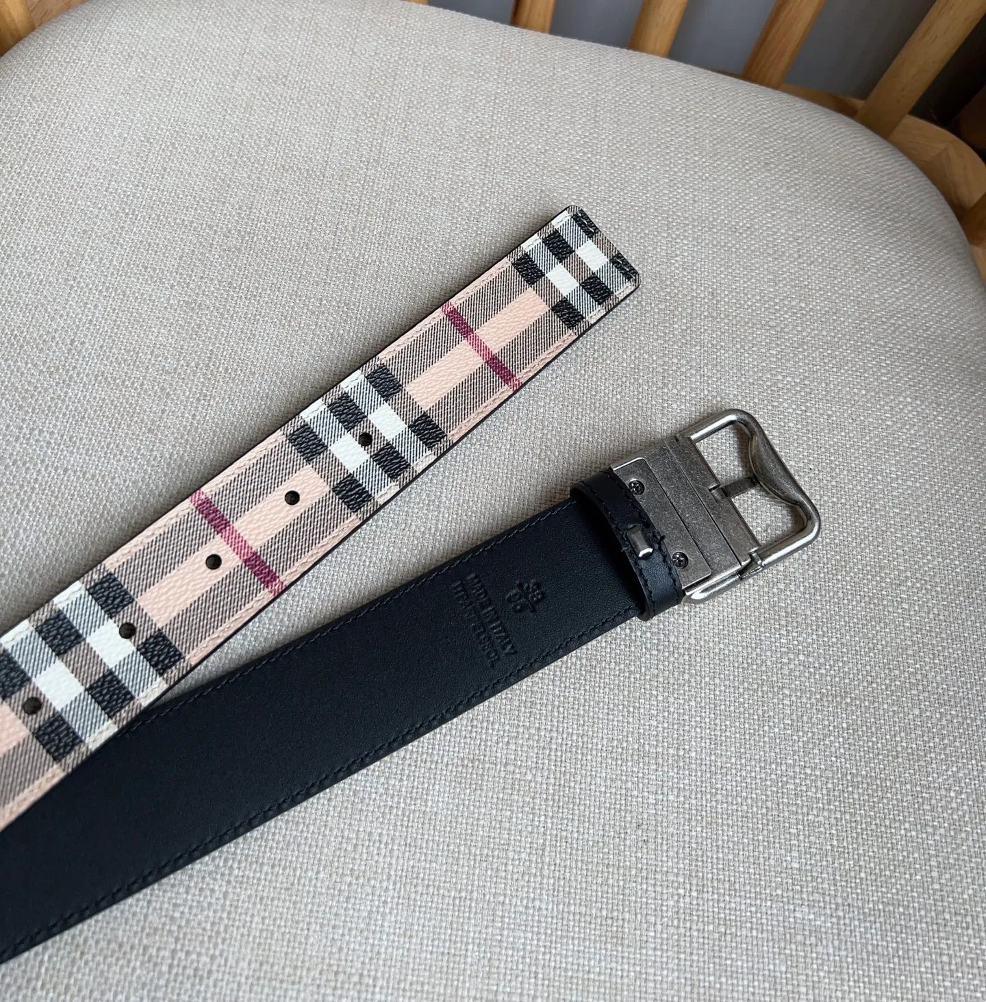 💰480💰Full package💰 💍Purchase level new Burberry ⚡️🌹New arrivals at the counter at the same time🎉🎉Double-sided Italian-made belt. Made of plaid environmentally friendly canvas. The reverse side is made of smooth leather. It is equipped with a palladium-plated exclusive logo pattern plaque buckle. Width: 3.5cm. Exquisite and elegant, simple and elegant.