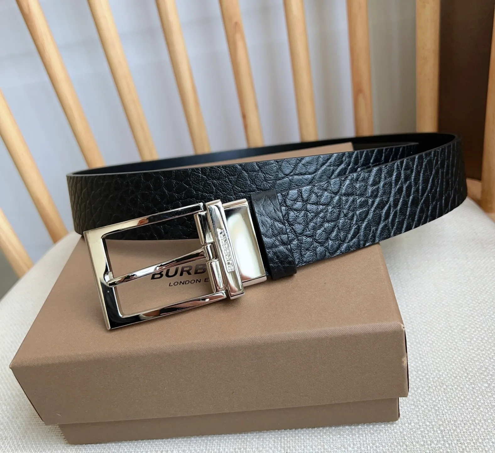 💰480💰Full package💰 💍Purchase level 🆕Burberry counters are newly available at the same time🎉🎉 Italian refined belt made of smooth calfskin fabric with palladium-plated B-shaped buckle Width: 3.5cm Exquisite, elegant, simple and generous