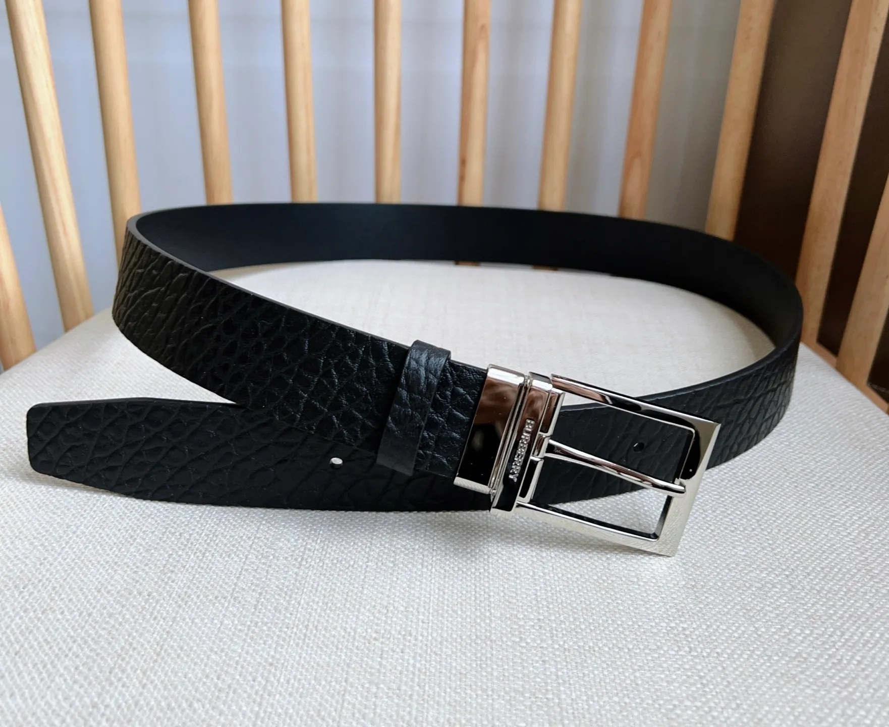 💰480💰Full package💰 💍Purchase level 🆕Burberry counters are newly available at the same time🎉🎉 Italian refined belt made of smooth calfskin fabric with palladium-plated B-shaped buckle Width: 3.5cm Exquisite, elegant, simple and generous