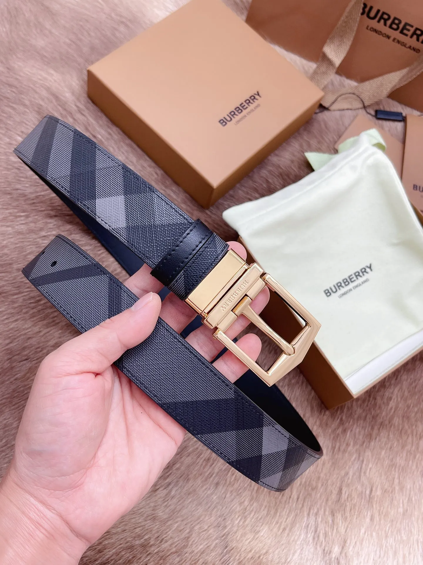 💰440💰Full set of packaging💰 💍Purchase-grade Burberry men's belt. Trading company order exported to Italy. Genuine size 3.5cm. OEM factory original leather material customization. Brass hardware vacuum plating to create the original taste of the product!