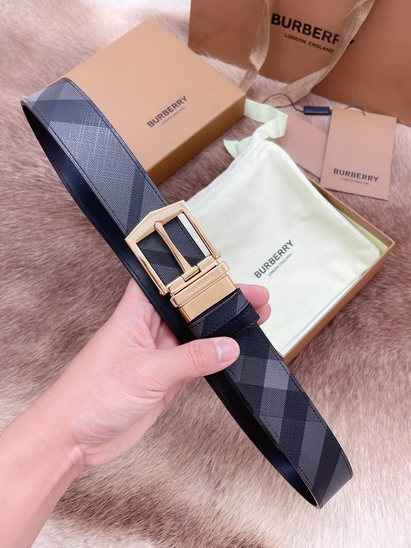 💰440💰Full set of packaging💰 💍Purchase-grade Burberry men's belt. Trading company order exported to Italy. Genuine size 3.5cm. OEM factory original leather material customization. Brass hardware vacuum plating to create the original taste of the product!