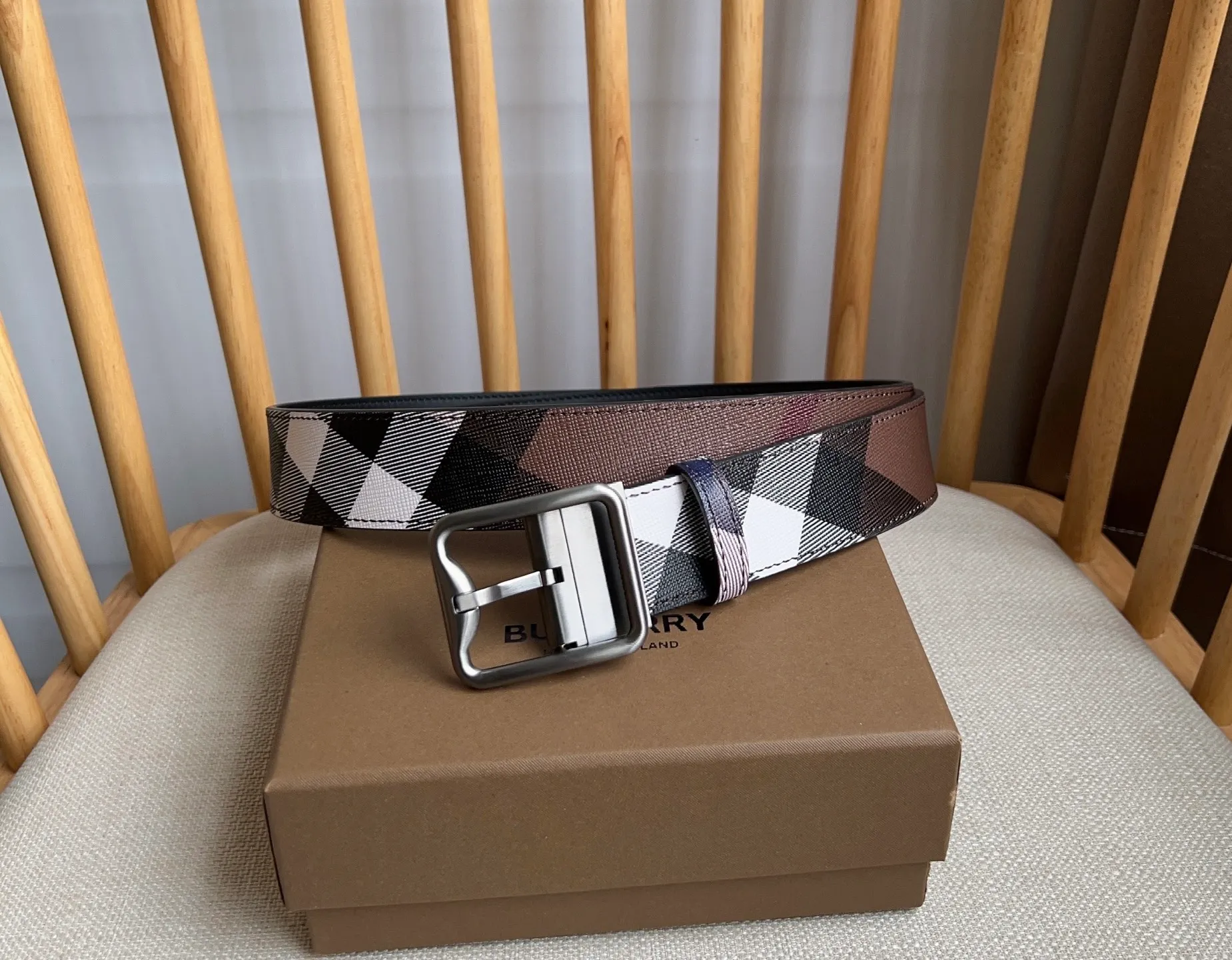 💰480💰Full package💰 💍Purchase level new Burberry ⚡️🌹New arrivals at the counter at the same time🎉🎉Double-sided Italian-made belt. Made of plaid environmentally friendly canvas. The reverse side is made of smooth leather. It is equipped with a palladium-plated exclusive logo pattern plaque buckle. Width: 3.5cm. Exquisite and elegant, simple and elegant.