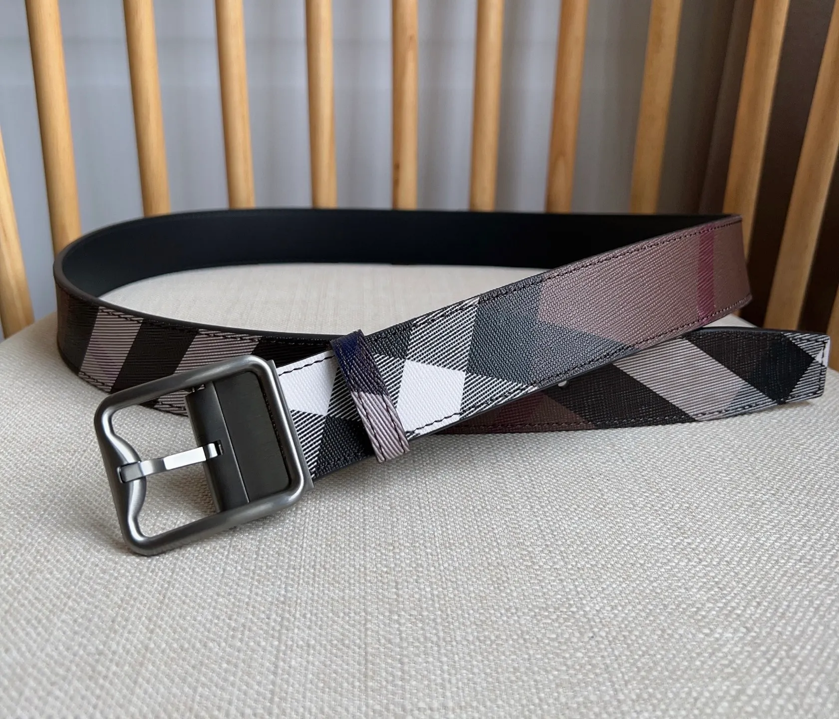 💰480💰Full package💰 💍Purchase level new Burberry ⚡️🌹New arrivals at the counter at the same time🎉🎉Double-sided Italian-made belt. Made of plaid environmentally friendly canvas. The reverse side is made of smooth leather. It is equipped with a palladium-plated exclusive logo pattern plaque buckle. Width: 3.5cm. Exquisite and elegant, simple and elegant.