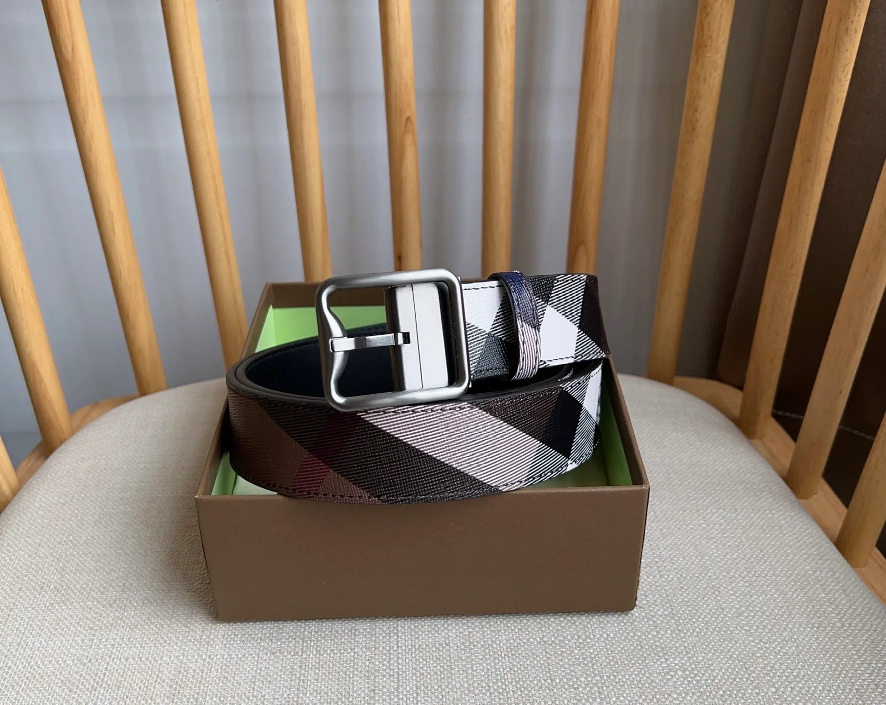 💰480💰Full package💰 💍Purchase level new Burberry ⚡️🌹New arrivals at the counter at the same time🎉🎉Double-sided Italian-made belt. Made of plaid environmentally friendly canvas. The reverse side is made of smooth leather. It is equipped with a palladium-plated exclusive logo pattern plaque buckle. Width: 3.5cm. Exquisite and elegant, simple and elegant.