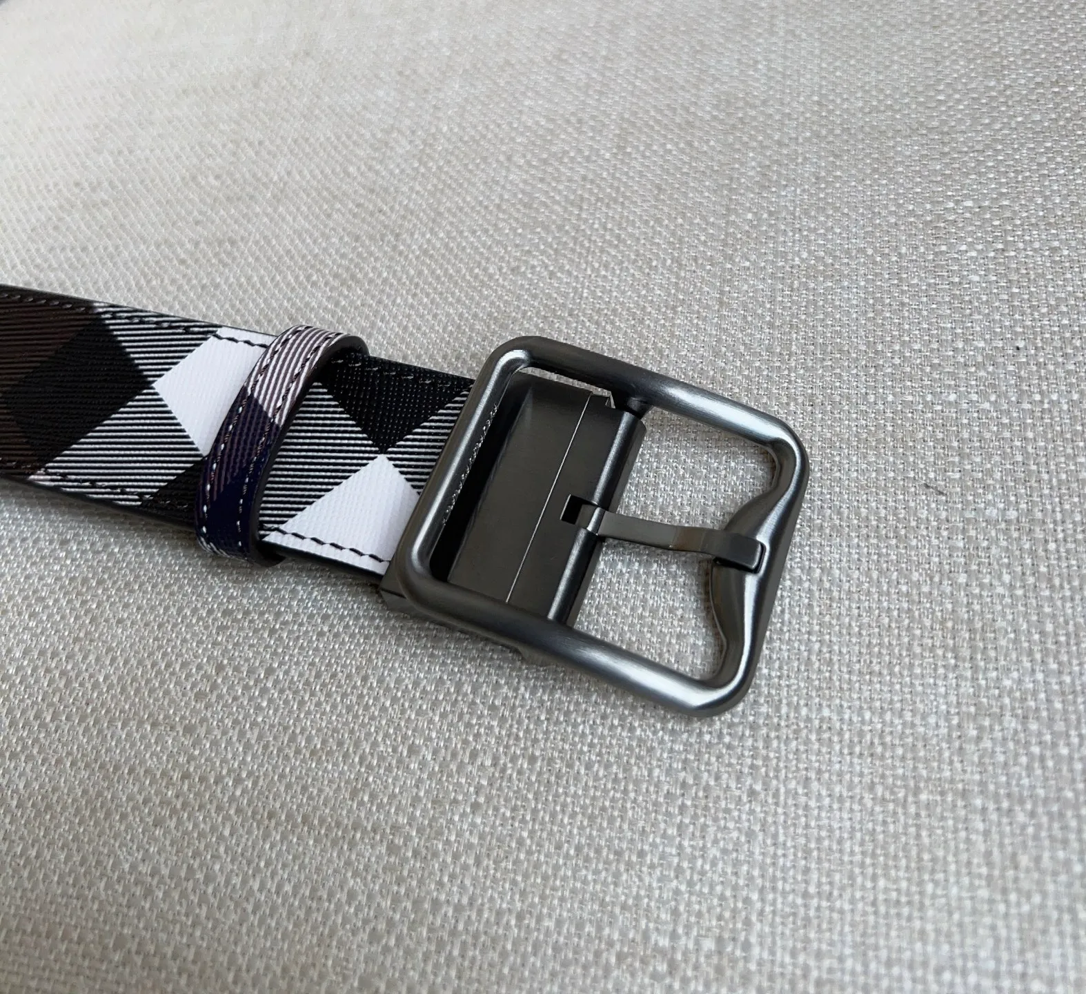 💰480💰Full package💰 💍Purchase level new Burberry ⚡️🌹New arrivals at the counter at the same time🎉🎉Double-sided Italian-made belt. Made of plaid environmentally friendly canvas. The reverse side is made of smooth leather. It is equipped with a palladium-plated exclusive logo pattern plaque buckle. Width: 3.5cm. Exquisite and elegant, simple and elegant.