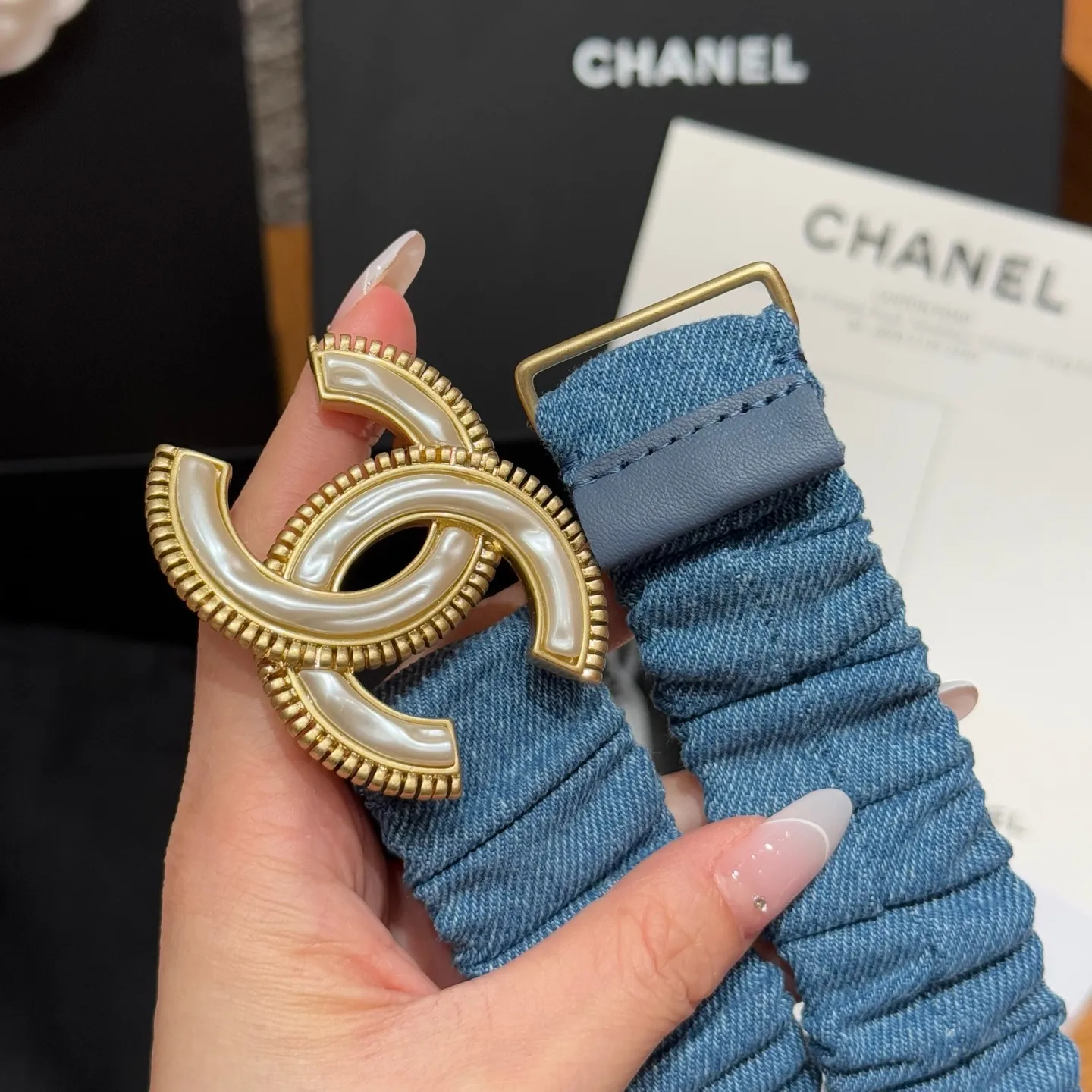 💰440💰Full package💰 💍Purchase level Xiangjia's new belt. Soft denim fabric, with a lazy and casual atmosphere, and the fold design adds a bit of smartness and playfulness. It seems to tell French romance, the iconic double C logo shines dazzlingly, and the inlaid rhinestones are like stars🌟Full of sophistication, instantly making the overall look more sophisticated. Size: S, M, L