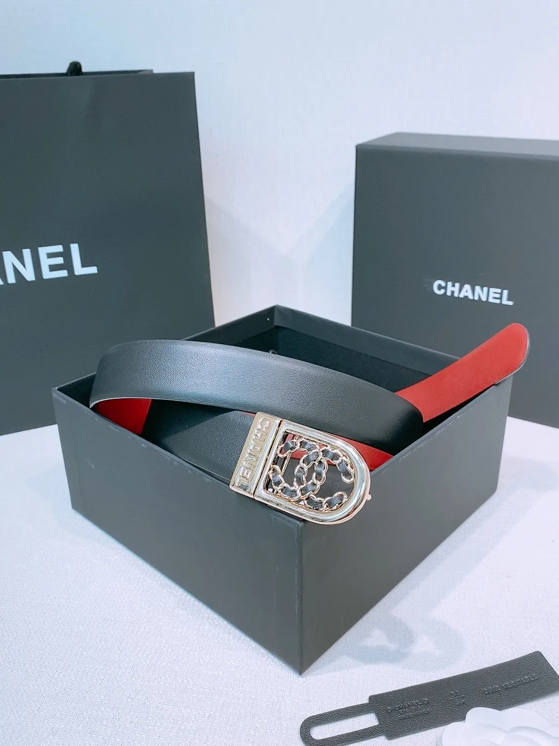 💰460💰Full package💰 💍Purchase level Chanel ⚡️🌹New belt This is made of cow leather. The classic leather chain double C is wrapped in gold metal. It is more textured than the previous simple logo buckle. It is super versatile. No matter what style of clothing it is paired with, it can instantly enhance the overall fashion sense. Rotatable. Two colors available. Width: 30 mm.