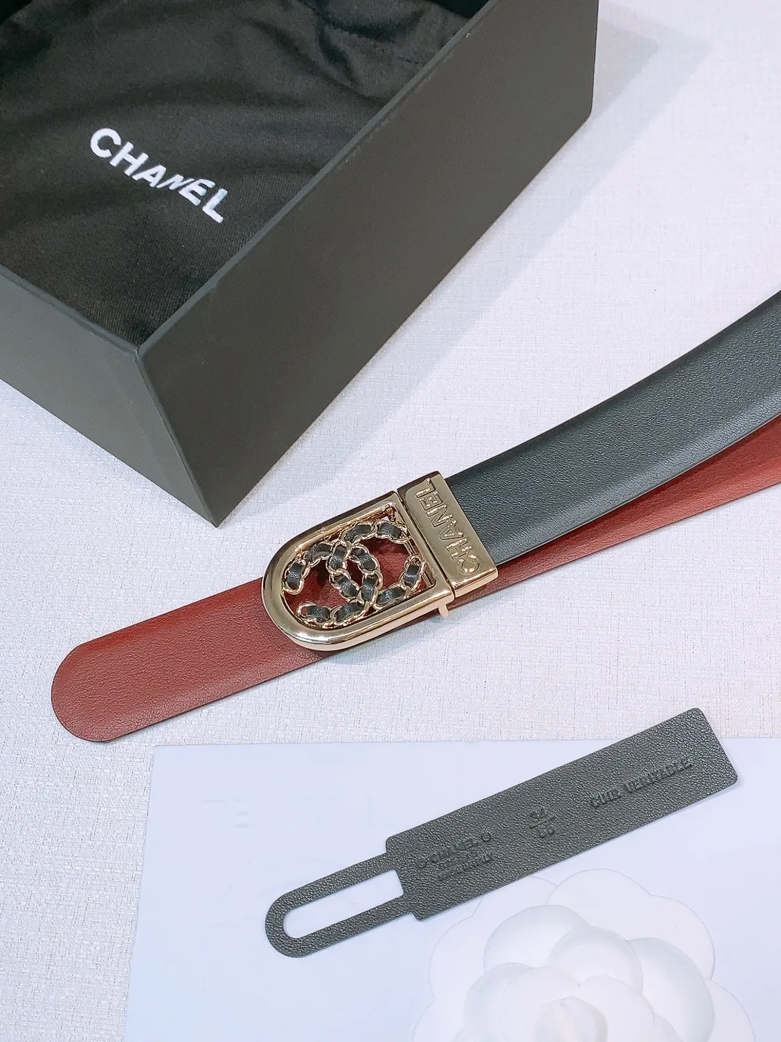 💰460💰Full package💰 💍Purchase level Chanel ⚡️🌹New belt This is made of cow leather. The classic leather chain double C is wrapped in gold metal. It is more textured than the previous simple logo buckle. It is super versatile. No matter what style of clothing it is paired with, it can instantly enhance the overall fashion sense. Rotatable. Two colors available. Width: 30 mm.