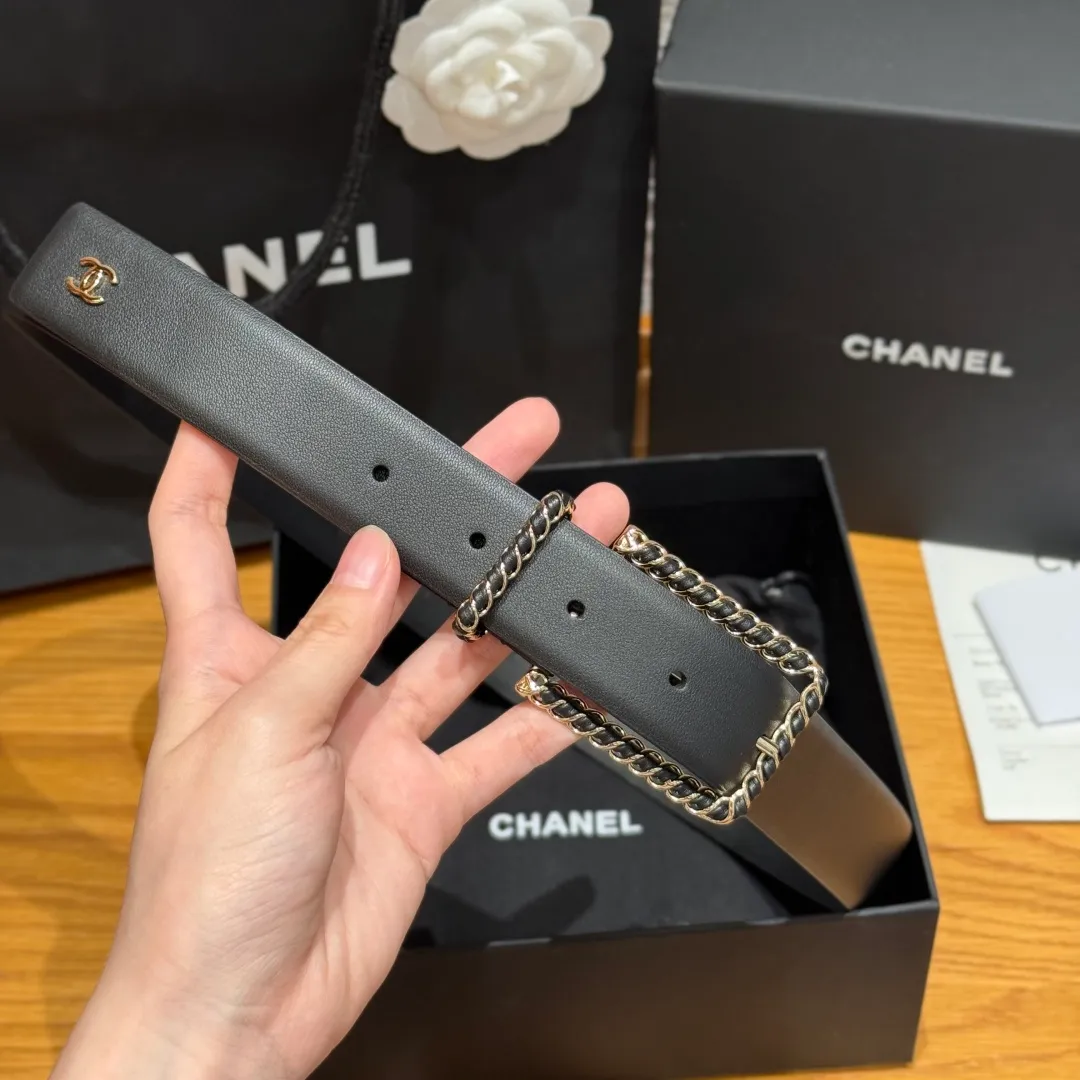 💰480💰Full package💰 💍Purchase level Chanel ⚡️🌹Twist pin buckle belt Chanel twist pin buckle cowhide belt feels soft and full of texture, CC metal embellishment at the tail, exquisite and high-end, the upper body is superb, and it inadvertently reveals an intellectual and elegant temperament. Width 3.0cm