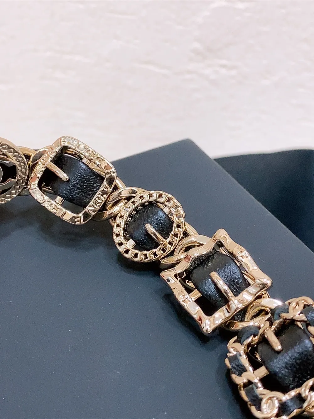 💰600💰Full package💰 💍Purchase grade Chanel⚡️🌹24c chain belt, metal and calfskin gold and black⚡️🌹Different logo locks are decorated on the waist. Chic One size fits all⚡️🌹