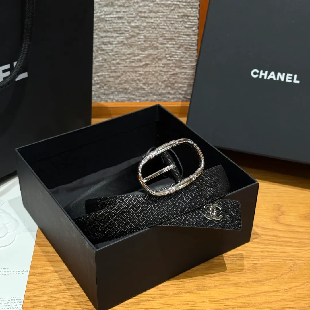 💰480💰Full package💰 💍Purchasing agent grade Chanel ⚡️🌹New women's belt This is a double-sided calfskin belt, the leather is decorated with the brand's logo. The belt is soft and delicate, with a very good texture. It is paired with metal hardware. It is a simple, elegant and intellectual combination, and can be paired with jeans or a suit. Width: 3.0cm