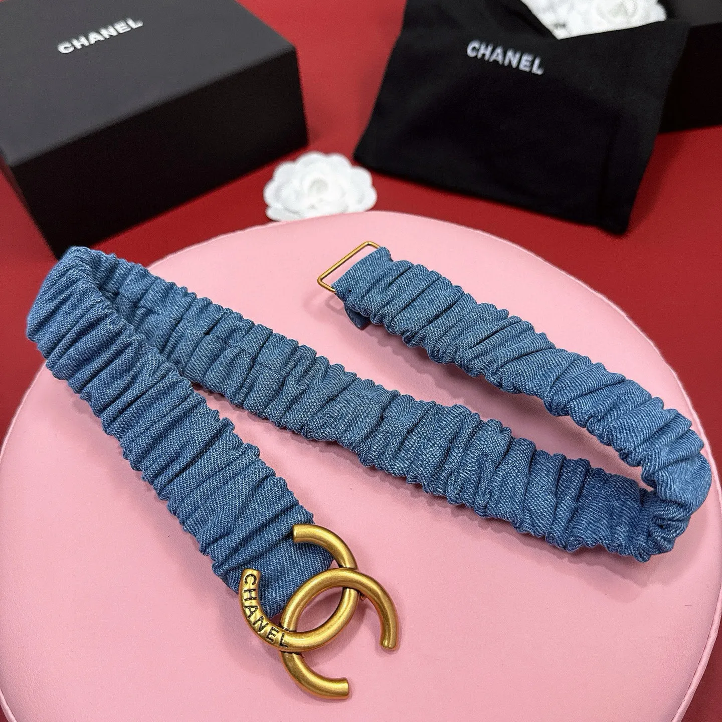 💰460💰Full package💰 💍Purchasing-grade Xiaoxiangjia logo pleated cowhide elastic belt, entirely wrapped in soft pleated cowhide covering, smart and modern style, light gold, silver electroplated metal logo buckle, width 3.0. Matched with rhinestones. CC square buckle. Calfskin elastic belt with excellent elasticity and soft touch. Number of sizes including buckle S=65cm total length (available 75, 80, 85)