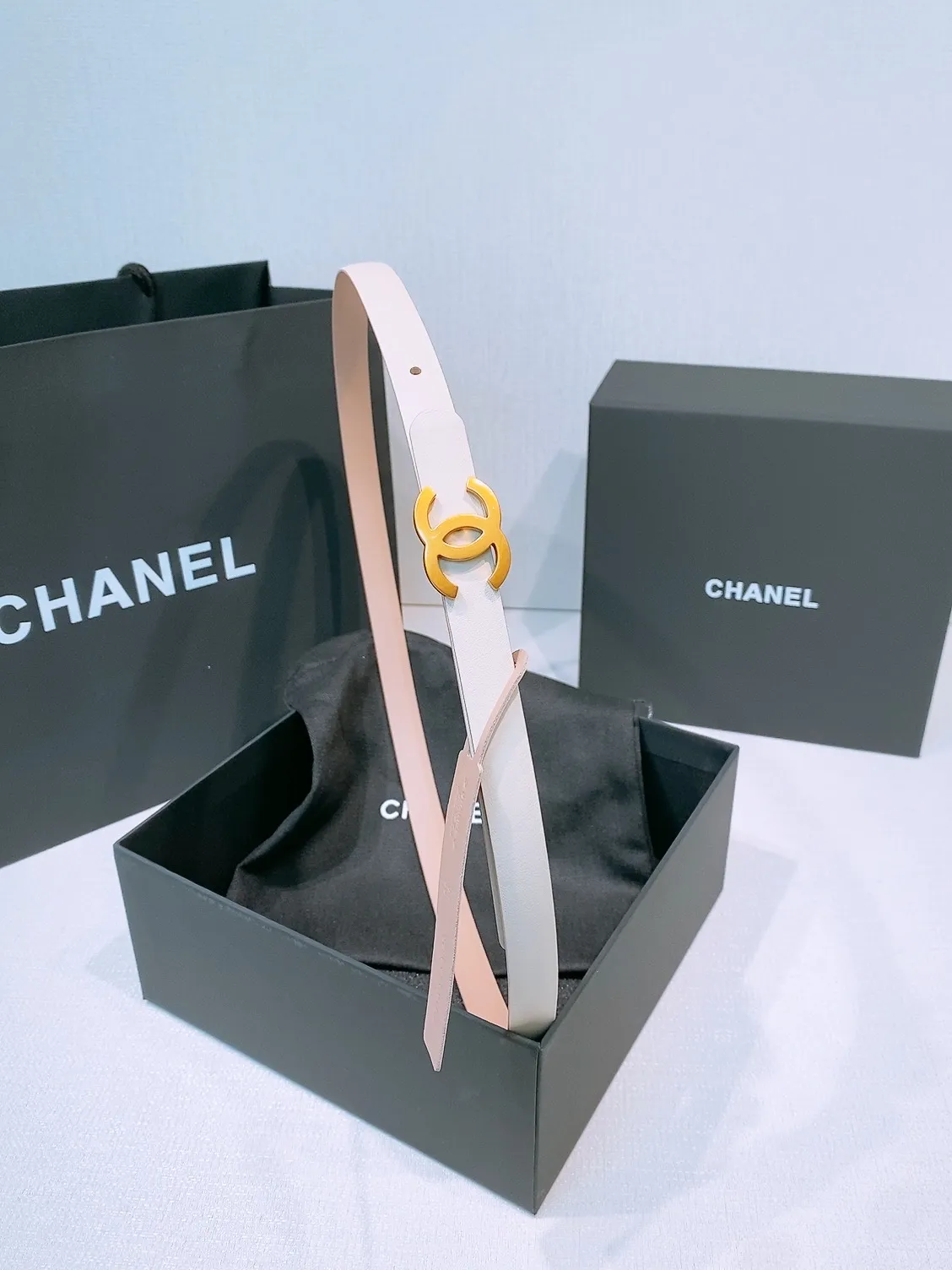 💰440💰Full package💰 💍Purchase level Chanel ⚡️🌹New narrow double-sided belt Chanel classic double-sided belt, made of high-quality calfskin, more suitable for summer, suitable for matching pants and skirts, very versatile 👍, the overall details are very surprising, full of design 👍🏻 Width: 15 mm