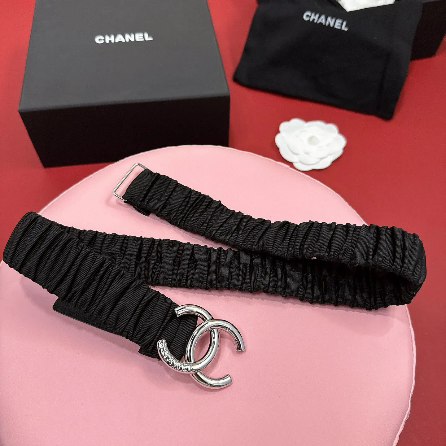 💰460💰Full package💰 💍Purchasing-grade Xiaoxiangjia logo pleated cowhide elastic belt, entirely wrapped in soft pleated cowhide covering, smart and modern style, light gold, silver electroplated metal logo buckle, width 3.0. Matched with rhinestones. CC square buckle. Calfskin elastic belt with excellent elasticity and soft touch. Number of sizes including buckle S=65cm total length (available 75, 80, 85)