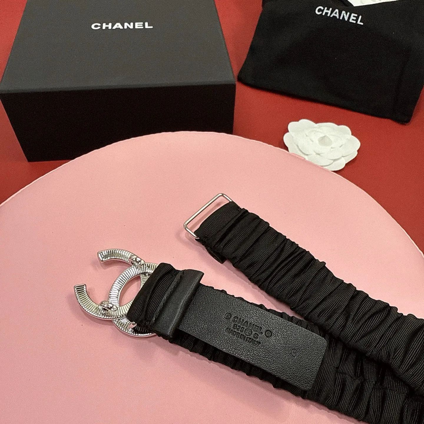 💰460💰Full package💰 💍Purchasing-grade Xiaoxiangjia logo pleated cowhide elastic belt, entirely wrapped in soft pleated cowhide covering, smart and modern style, light gold, silver electroplated metal logo buckle, width 3.0. Matched with rhinestones. CC square buckle. Calfskin elastic belt with excellent elasticity and soft touch. Number of sizes including buckle S=65cm total length (available 75, 80, 85)