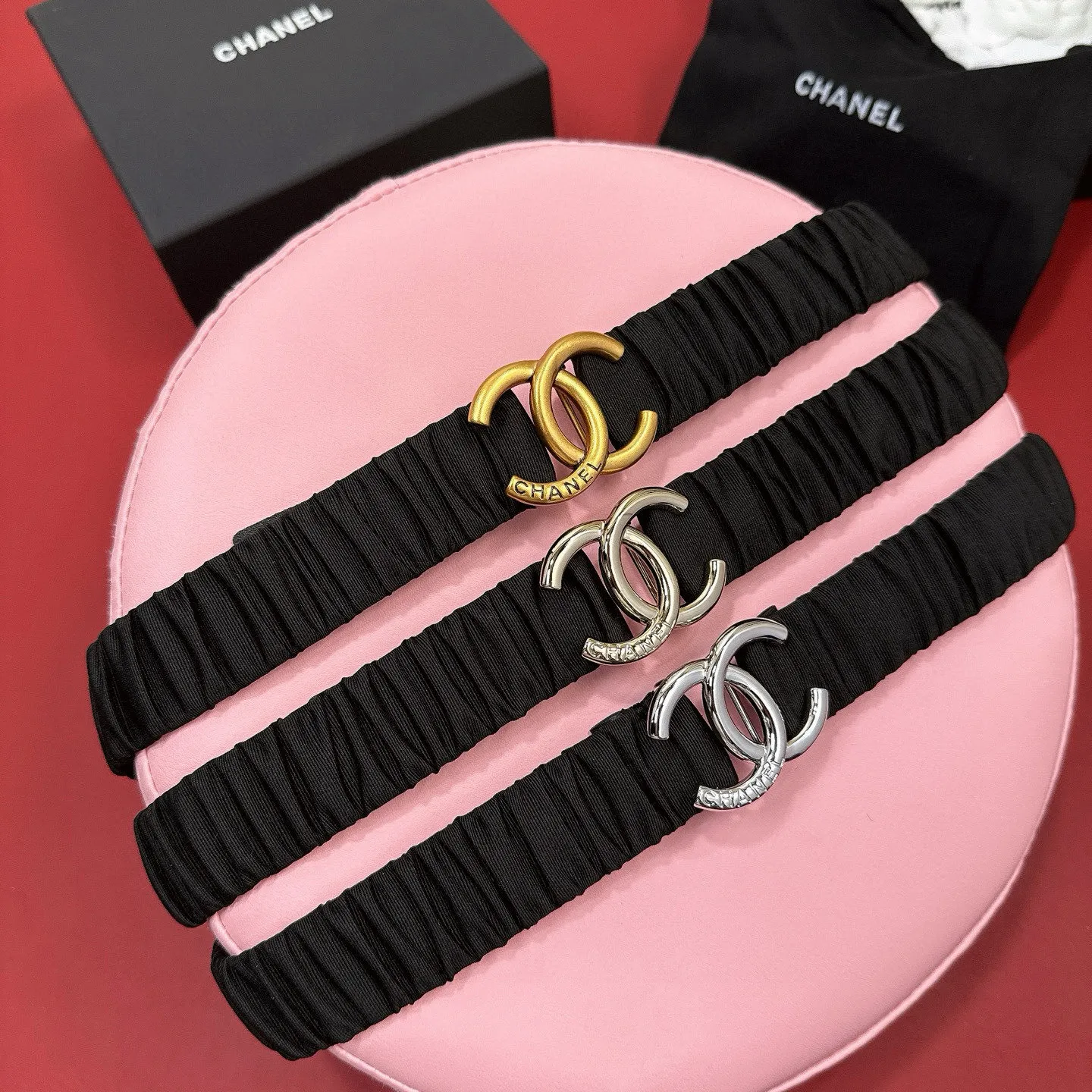 💰460💰Full package💰 💍Purchasing-grade Xiaoxiangjia logo pleated cowhide elastic belt, entirely wrapped in soft pleated cowhide covering, smart and modern style, light gold, silver electroplated metal logo buckle, width 3.0. Matched with rhinestones. CC square buckle. Calfskin elastic belt with excellent elasticity and soft touch. Number of sizes including buckle S=65cm total length (available 75, 80, 85)