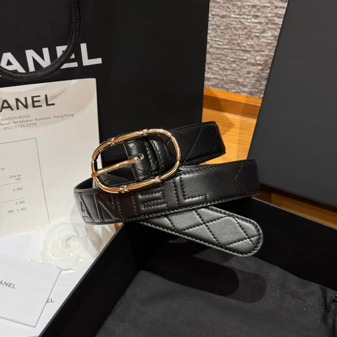💰480💰Full package💰 💍Purchase level Chanel ⚡️🌹New women's belt This is a double-sided calfskin belt with the brand's logo on it. The belt is soft and delicate, with a very good texture. It is paired with metal hardware⚡️🌹 A simple, elegant and intellectual combination, it can be paired with jeans or a suit. Width: 3.0cm