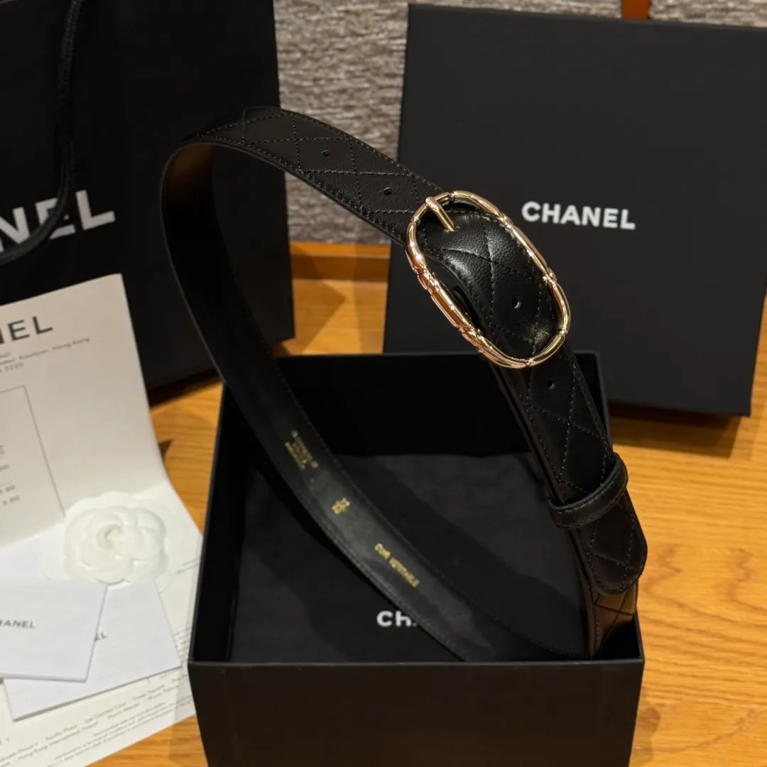 💰480💰Full package💰 💍Purchase level Chanel ⚡️🌹New women's belt This is a double-sided calfskin belt with the brand's logo on it. The belt is soft and delicate, with a very good texture. It is paired with metal hardware⚡️🌹 A simple, elegant and intellectual combination, it can be paired with jeans or a suit. Width: 3.0cm