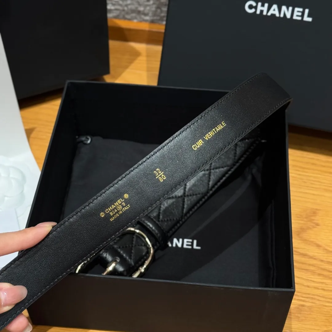 💰480💰Full package💰 💍Purchase level Chanel ⚡️🌹New women's belt This is a double-sided calfskin belt with the brand's logo on it. The belt is soft and delicate, with a very good texture. It is paired with metal hardware⚡️🌹 A simple, elegant and intellectual combination, it can be paired with jeans or a suit. Width: 3.0cm