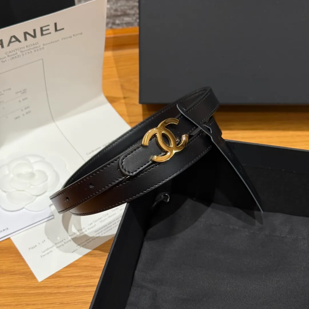 💰440💰Full package💰 💍Purchase level Chanel ⚡️🌹New narrow double-sided belt Chanel classic double-sided belt, made of high-quality calfskin, more suitable for summer, suitable for matching pants and skirts, very versatile 👍, the overall details are very surprising, full of design 👍🏻 Width: 15 mm