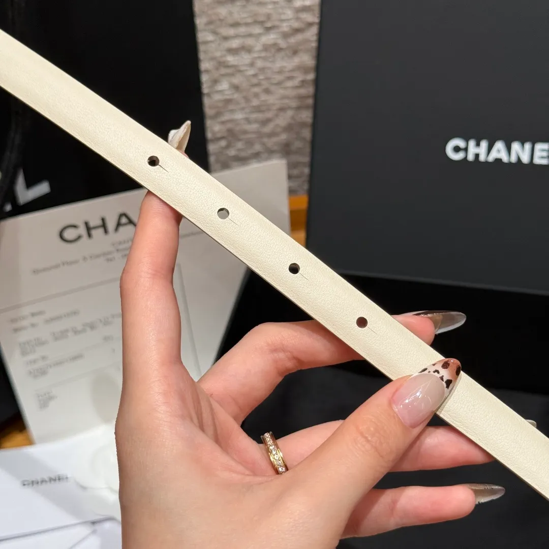 💰440💰Full package💰 💍Purchase level Chanel ⚡️🌹New narrow double-sided belt Chanel classic double-sided belt, made of high-quality calfskin, more suitable for summer, suitable for matching pants and skirts, very versatile 👍, the overall details are very surprising, full of design 👍🏻 Width: 15 mm