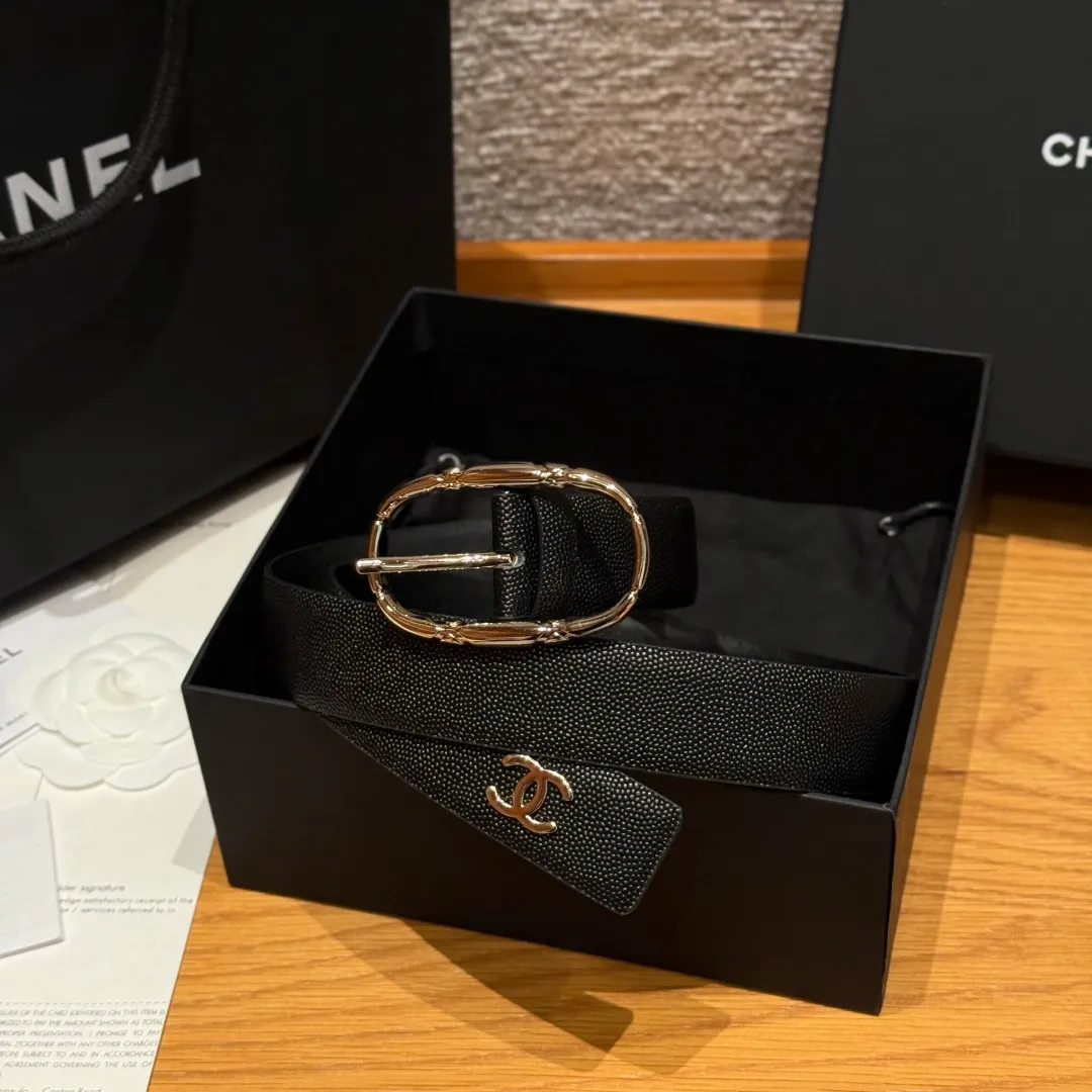 💰480💰Full package💰 💍Purchasing agent grade Chanel ⚡️🌹New women's belt This is a double-sided calfskin belt, the leather is decorated with the brand's logo. The belt is soft and delicate, with a very good texture. It is paired with metal hardware. It is a simple, elegant and intellectual combination, and can be paired with jeans or a suit. Width: 3.0cm