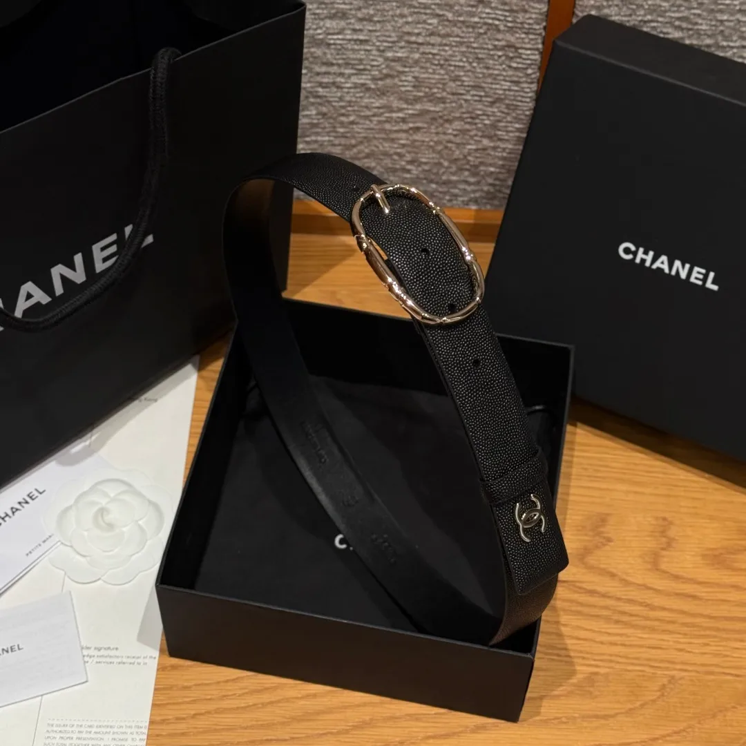💰480💰Full package💰 💍Purchasing agent grade Chanel ⚡️🌹New women's belt This is a double-sided calfskin belt, the leather is decorated with the brand's logo. The belt is soft and delicate, with a very good texture. It is paired with metal hardware. It is a simple, elegant and intellectual combination, and can be paired with jeans or a suit. Width: 3.0cm