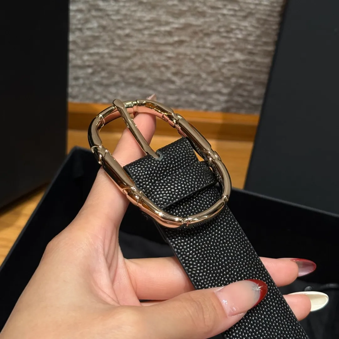 💰480💰Full package💰 💍Purchasing agent grade Chanel ⚡️🌹New women's belt This is a double-sided calfskin belt, the leather is decorated with the brand's logo. The belt is soft and delicate, with a very good texture. It is paired with metal hardware. It is a simple, elegant and intellectual combination, and can be paired with jeans or a suit. Width: 3.0cm