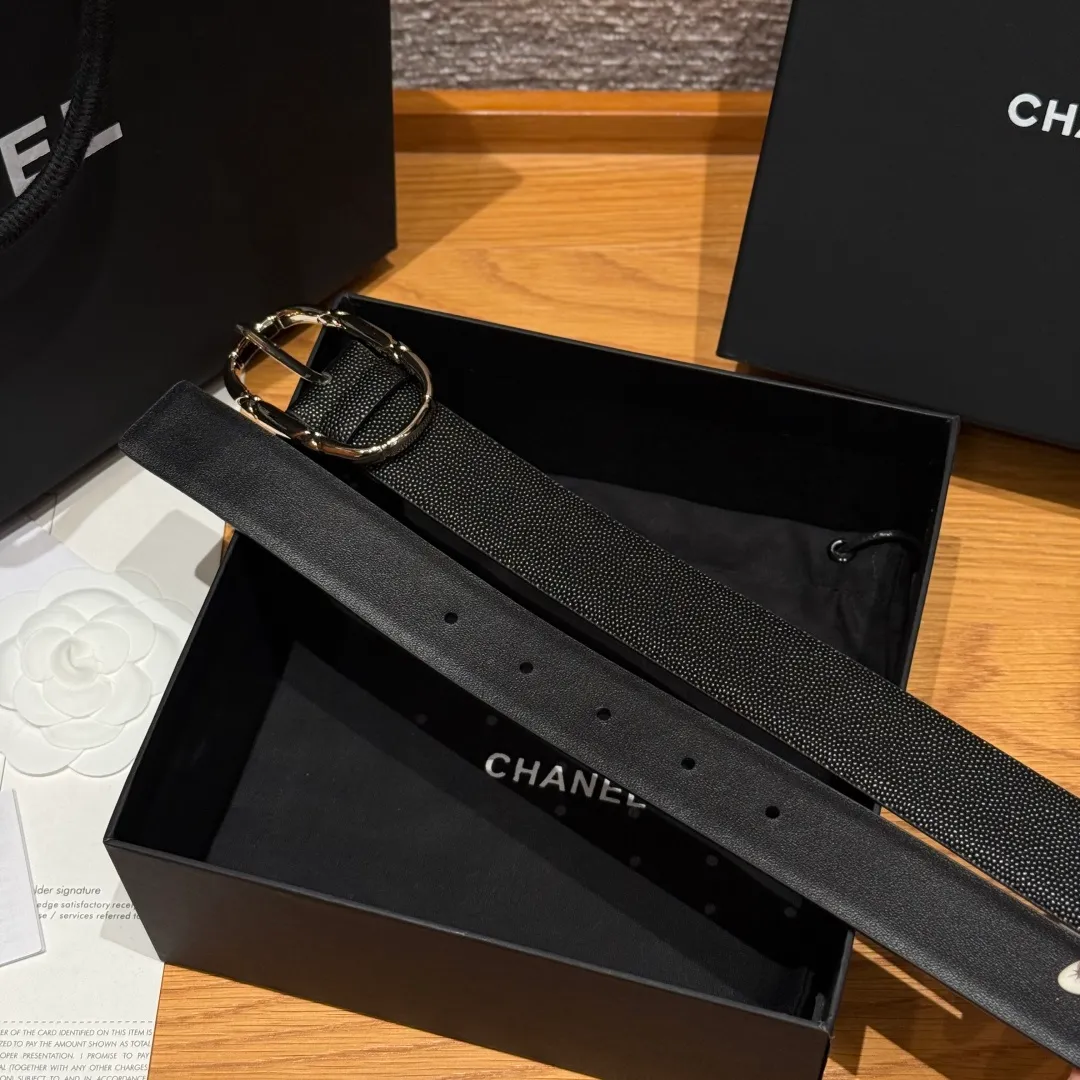 💰480💰Full package💰 💍Purchasing agent grade Chanel ⚡️🌹New women's belt This is a double-sided calfskin belt, the leather is decorated with the brand's logo. The belt is soft and delicate, with a very good texture. It is paired with metal hardware. It is a simple, elegant and intellectual combination, and can be paired with jeans or a suit. Width: 3.0cm