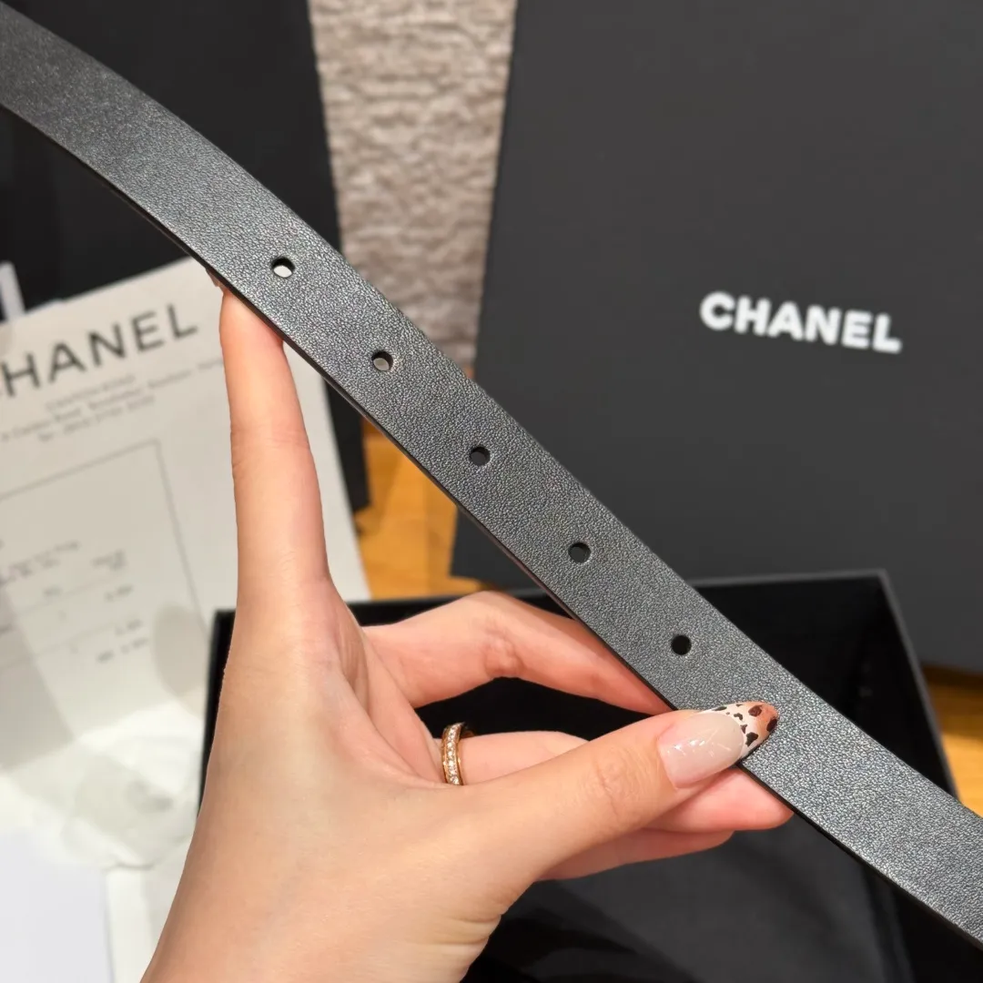 💰460💰Full package💰 💍Purchase grade Chanel ⚡️🌹Double C belt This double-sided cowhide leather, with crystal buckle, tied around the waist to express temperament and taste⚡️🌹U-shaped buckle with Swarovski double C logo, even though it is a spring and summer show style, it is still beautiful in winter, the shiny diamond jewelry is very versatile, it can be matched with jeans or skirts. Width: 20mm