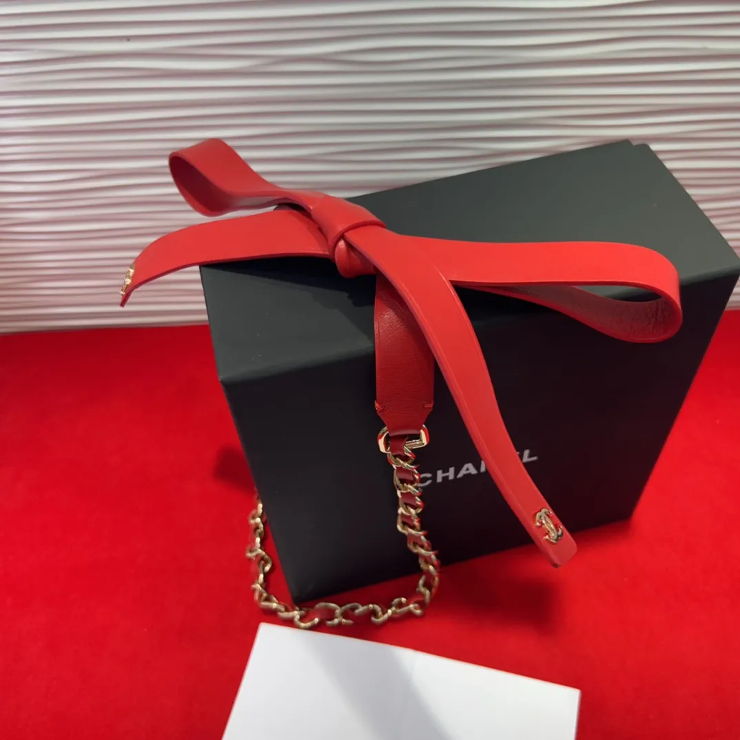 💰460💰Full package💰 💍purchasing grade Chanel lambskin glass pearl and golden metal black with chain *cc letter logo is consistent with the original product. Delicate texture *One size fits all