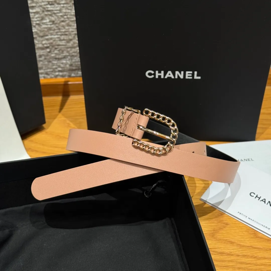 💰440💰Full package💰 💍Purchasing agent grade Chanel ⚡️🌹U-shaped women's belt This is made of imported cowhide, and the hardware is designed with a U-shaped pin buckle. Wearing the belt shows your waistline, enhances your temperament, and instantly becomes fashionable. It is a classic embellishment. Whether it is daily travel or attending important occasions, it can easily control various styles of clothing.⚡️🌹Width: 20 mm