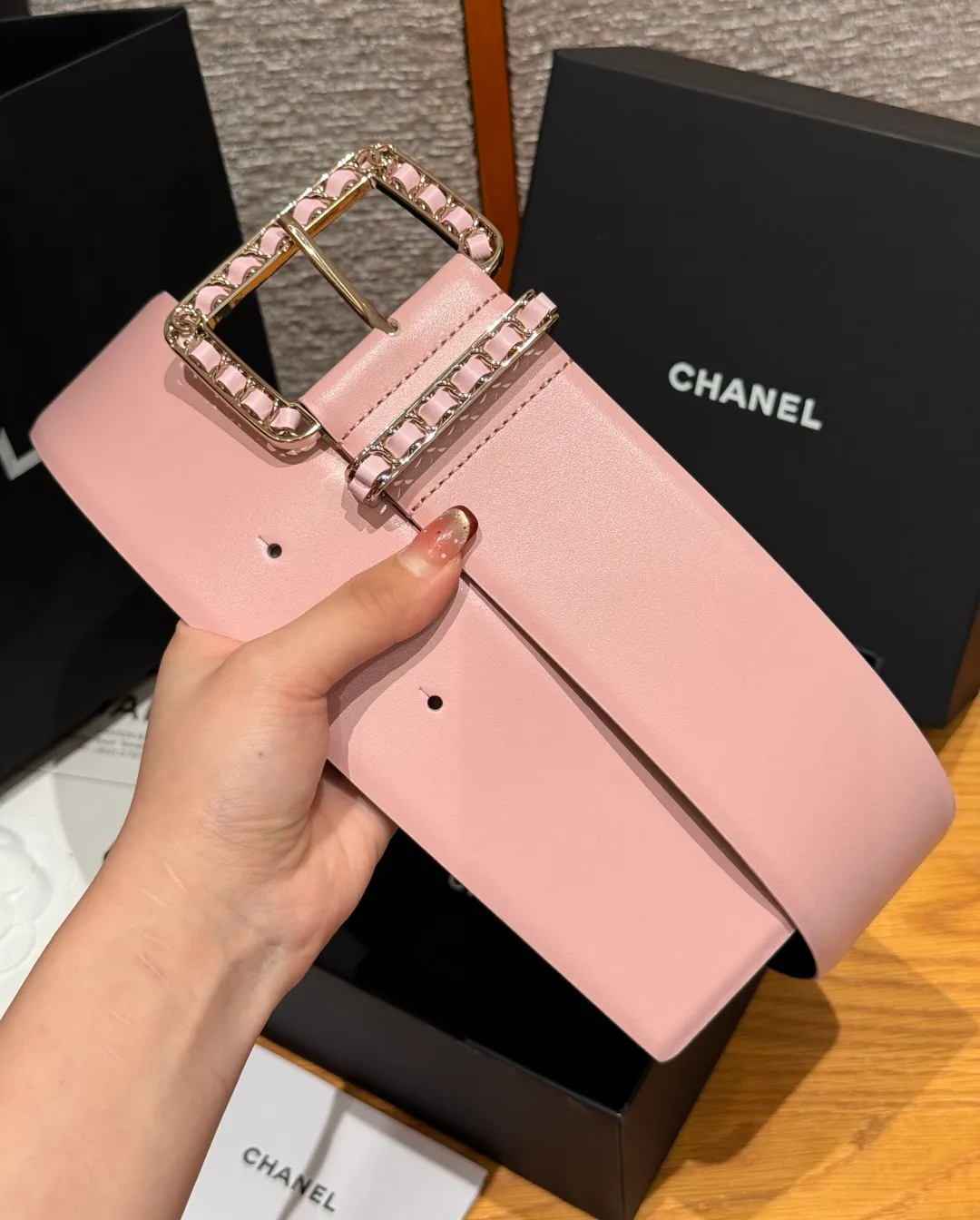 💰580💰Full package💰 💍Purchase level Chanel ⚡️🌹Chain belt Chanel's chain decorative belt is made of imported cow leather, with metal chain buckle, simple and luxurious, wide design, adjustable length, easy to match various clothing styles, chain details enhance the sense of layering, whether it is formal occasions or daily wear, exquisite and textured⚡️🌹Width: 5.5 cm