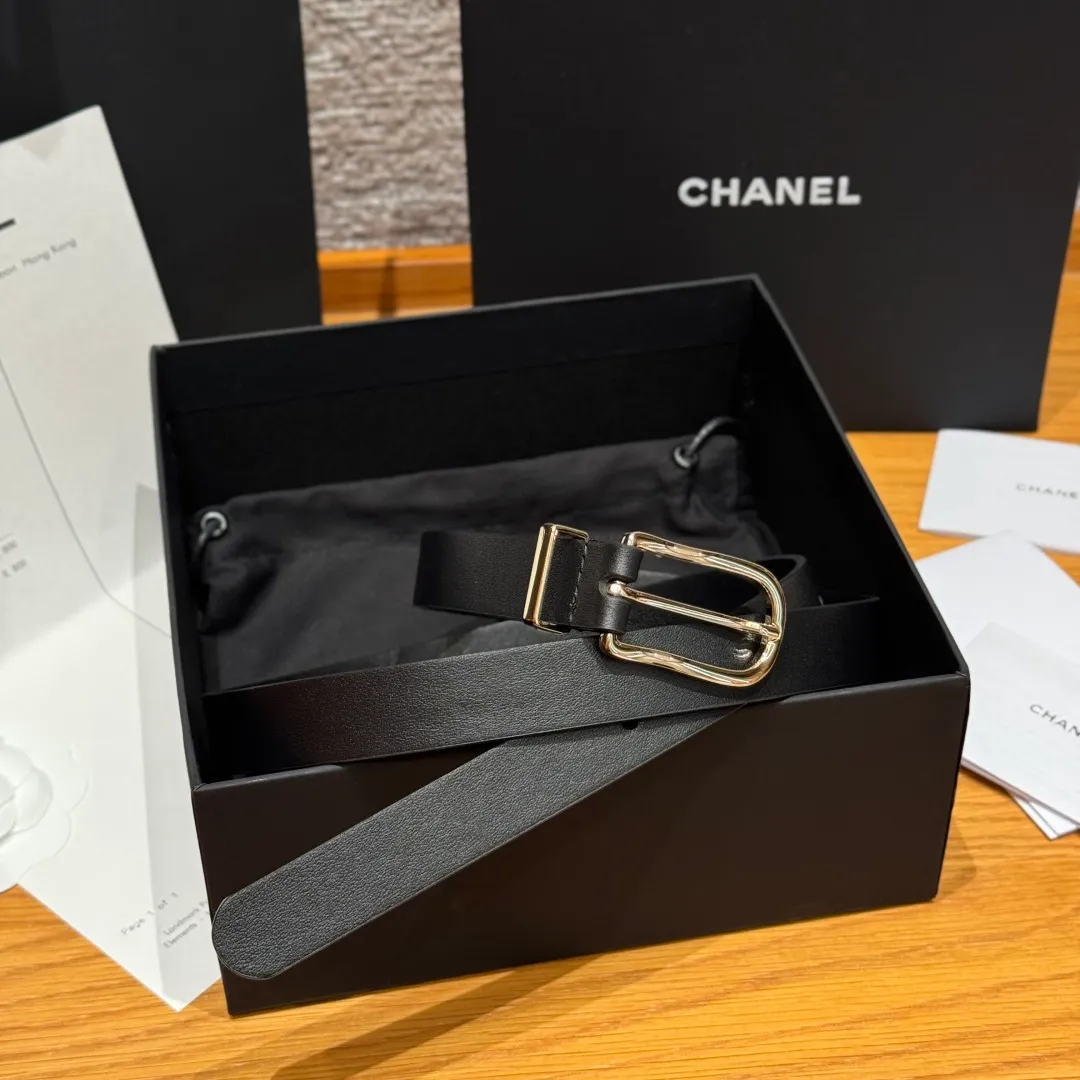 💰440💰Full package💰 💍Purchasing agent grade Chanel ⚡️🌹U-shaped women's belt This is made of imported cowhide, and the hardware is designed with a U-shaped pin buckle. Wearing the belt shows your waistline, enhances your temperament, and instantly becomes fashionable. It is a classic embellishment. Whether it is daily travel or attending important occasions, it can easily control various styles of clothing.⚡️🌹Width: 20 mm