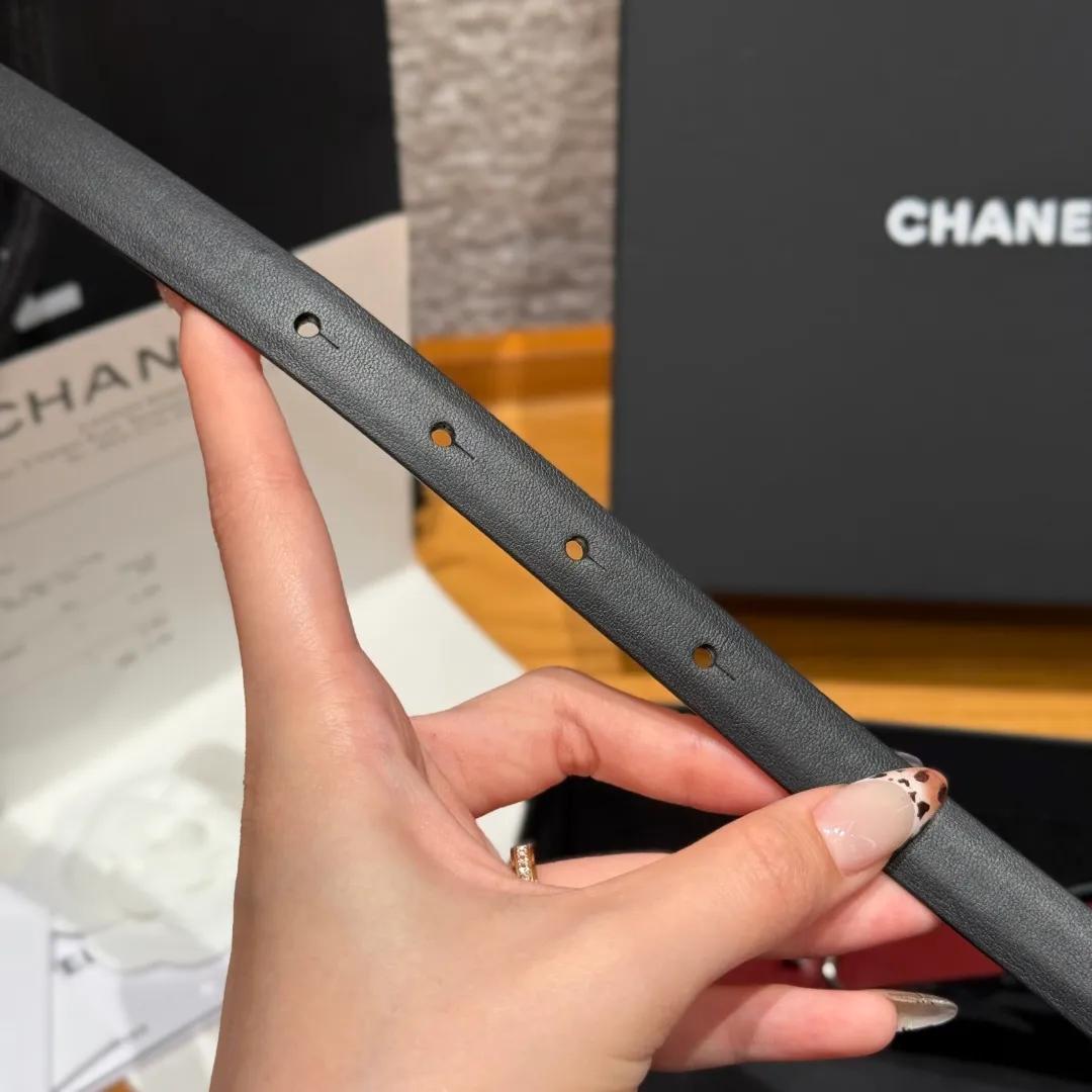 💰440💰Full package💰 💍Purchase level Chanel ⚡️🌹New narrow double-sided belt Chanel classic double-sided belt, made of high-quality calfskin, more suitable for summer, suitable for matching pants and skirts, very versatile 👍, the overall details are very surprising, full of design 👍🏻 Width: 15 mm