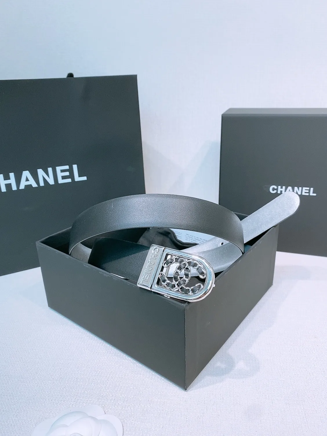 💰460💰Full package💰 💍Purchase level Chanel ⚡️🌹New belt This is made of cow leather. The classic leather chain double C is wrapped in gold metal. It is more textured than the previous simple logo buckle. It is super versatile. No matter what style of clothing it is paired with, it can instantly enhance the overall fashion sense. Rotatable. Two colors available. Width: 30 mm.
