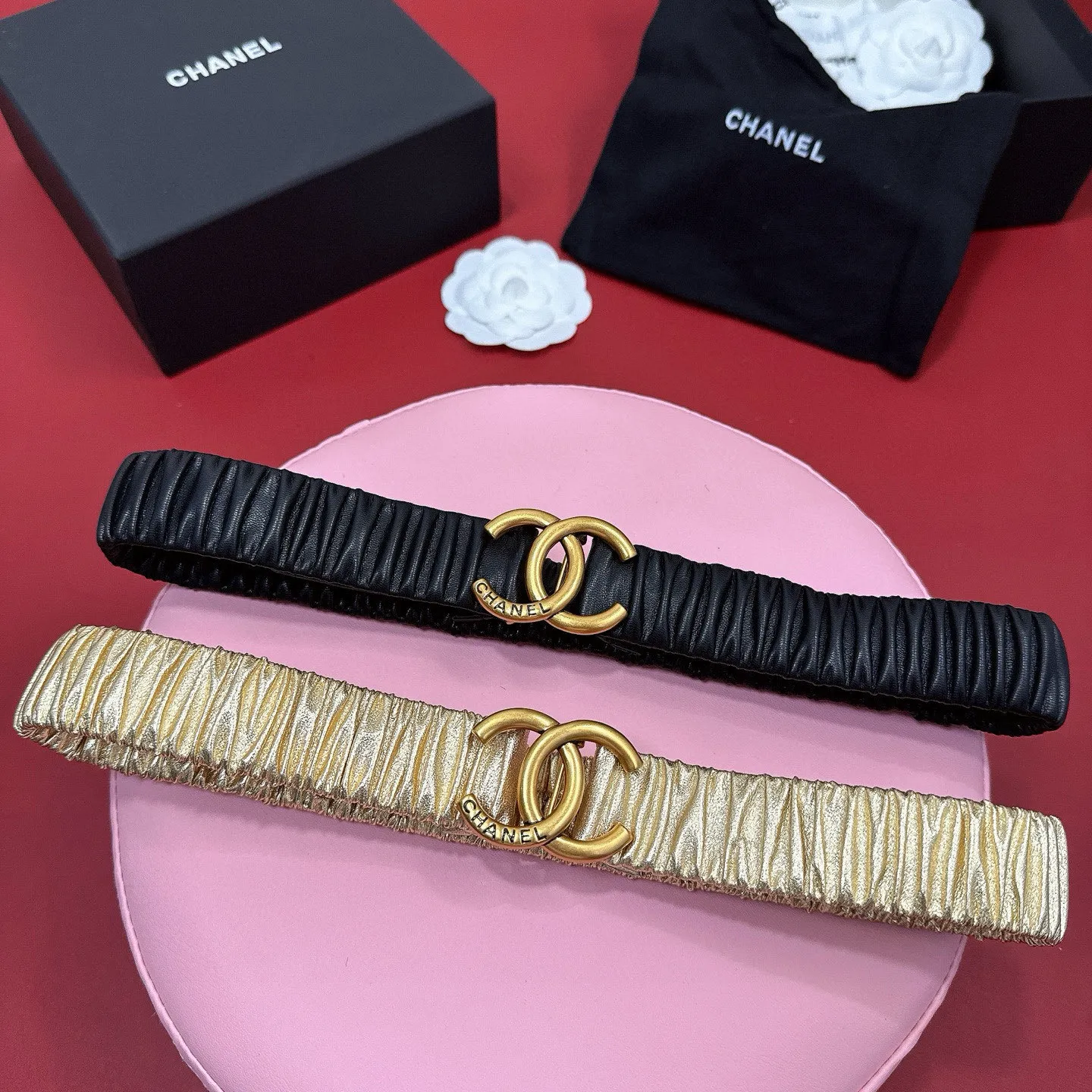 💰460💰Full package💰 💍Purchasing-grade Xiaoxiangjia logo pleated cowhide elastic belt, entirely wrapped in soft pleated cowhide covering, smart and modern style, light gold, silver electroplated metal logo buckle, width 3.0. Matched with rhinestones. CC square buckle. Calfskin elastic belt with excellent elasticity and soft touch. Number of sizes including buckle S=65cm total length (available 75, 80, 85)