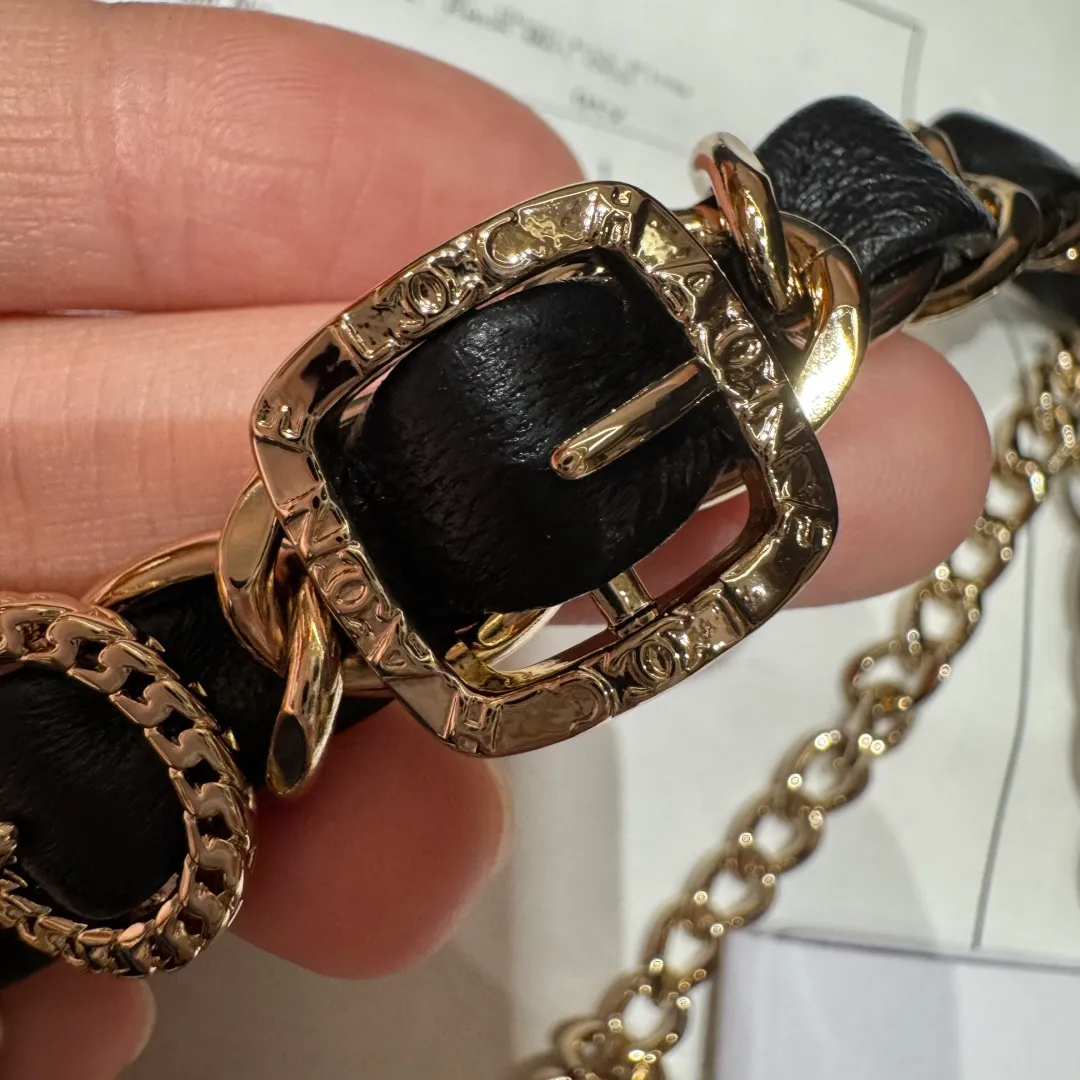 💰640💰Full package💰 💍Purchase level Chanel new waist chain, classic black gold color, interweaving of chain and leather, exquisite double C logo, invincible texture, full of high-end sense, paired with a coat, instantly outlines a slender waist, with an aura of 2.8 meters, paired with a sweater, adding a sense of sophistication and agility to lazy autumn and winter outfits, paired with a dress, the elegance is even more straight.