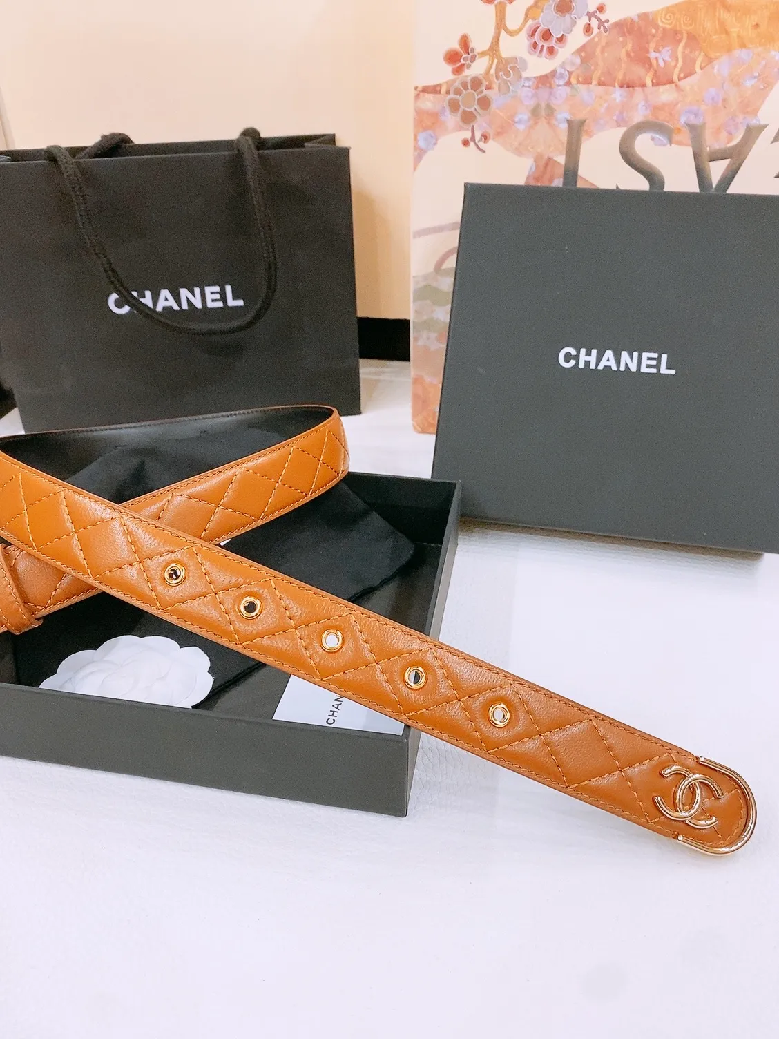 💰480💰Full package💰 💍Purchasing-grade chanel 3.0cm women's fashion model, sheepskin rhombus belt with top quality, authentic molded high-end customized leather hardware, customized pure steel hardware buckle, elastic waist design style to achieve a slimming effect, authentic positioning logo printing, comparable to the original product, fashionable, simple and luxurious, favored by many stars.