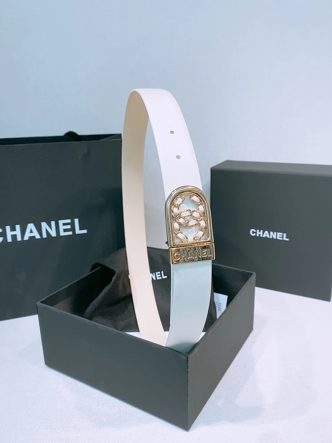 💰460💰Full package💰 💍Purchase level Chanel ⚡️🌹New belt This is made of cow leather. The classic leather chain double C is wrapped in gold metal. It is more textured than the previous simple logo buckle. It is super versatile. No matter what style of clothing it is paired with, it can instantly enhance the overall fashion sense. Rotatable. Two colors available. Width: 30 mm.