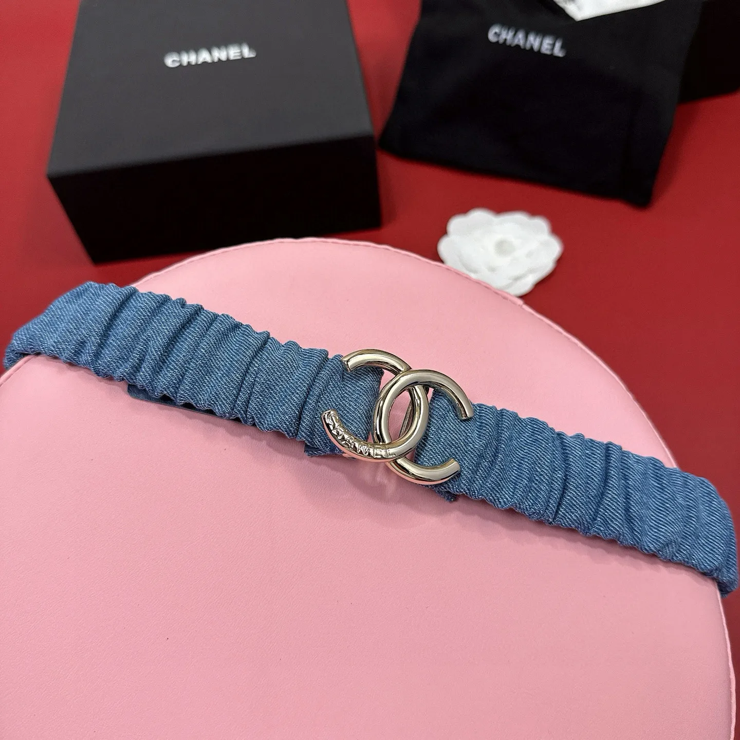 💰460💰Full package💰 💍Purchasing-grade Xiaoxiangjia logo pleated cowhide elastic belt, entirely wrapped in soft pleated cowhide covering, smart and modern style, light gold, silver electroplated metal logo buckle, width 3.0. Matched with rhinestones. CC square buckle. Calfskin elastic belt with excellent elasticity and soft touch. Number of sizes including buckle S=65cm total length (available 75, 80, 85)