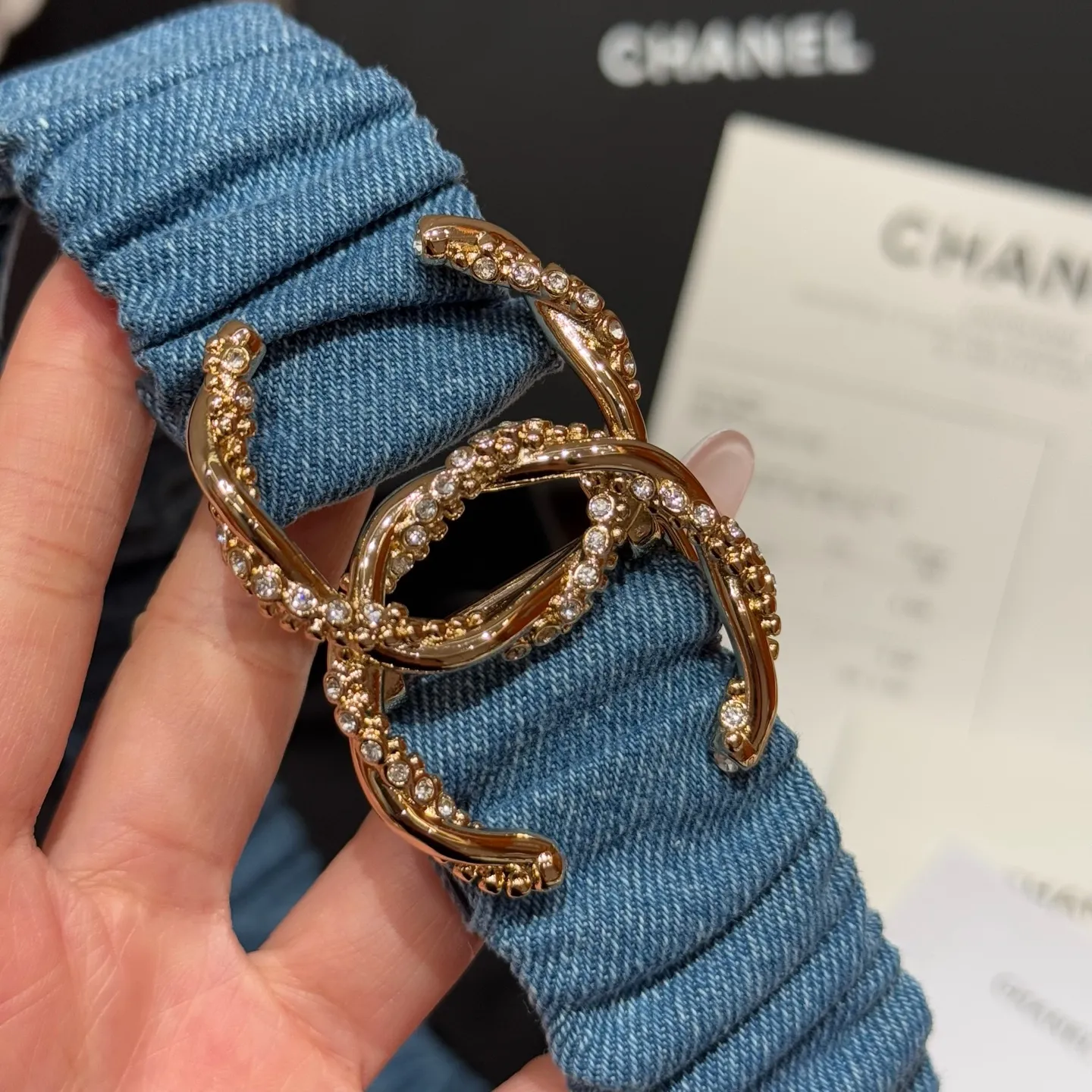 💰440💰Full package💰 💍Purchase level Xiangjia's new belt. Soft denim fabric, with a lazy and casual atmosphere, and the fold design adds a bit of smartness and playfulness. It seems to tell French romance, the iconic double C logo shines dazzlingly, and the inlaid rhinestones are like stars🌟Full of sophistication, instantly making the overall look more sophisticated. Size: S, M, L