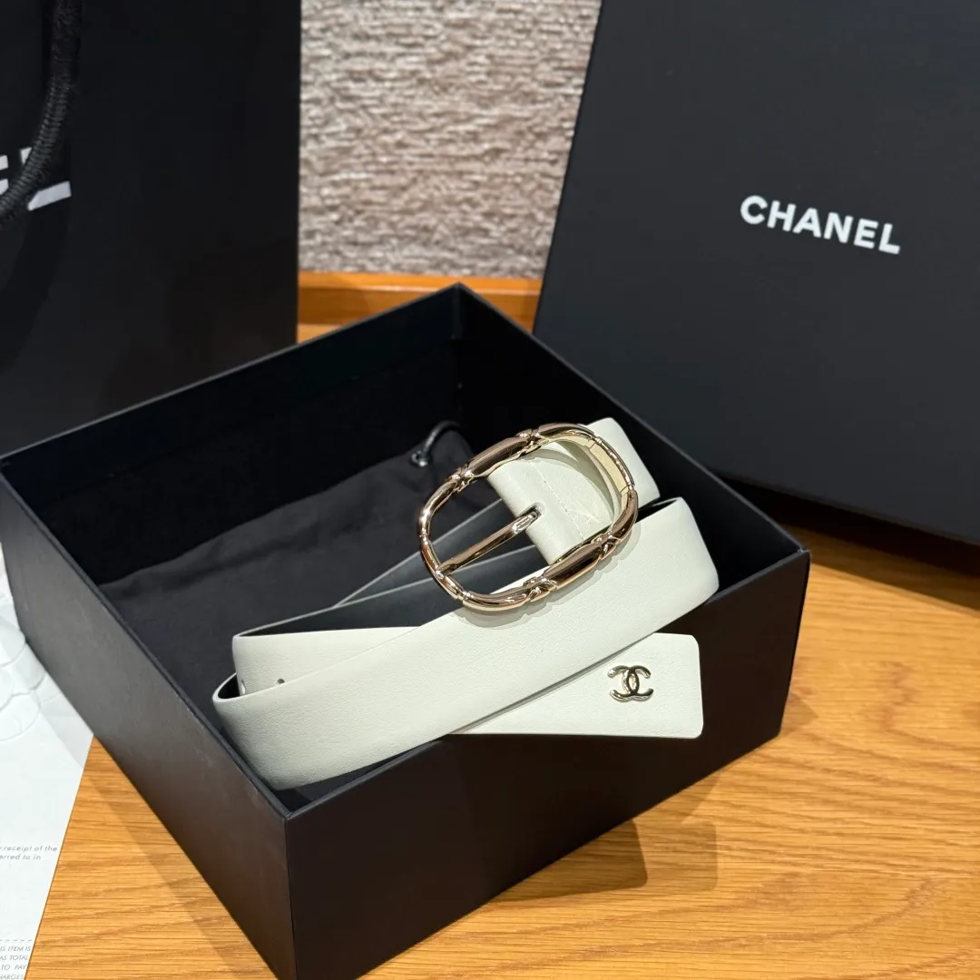 💰480💰Full package💰 💍Purchasing agent grade Chanel ⚡️🌹New women's belt This is a double-sided calfskin belt, the leather is decorated with the brand's logo. The belt is soft and delicate, with a very good texture. It is paired with metal hardware. It is a simple, elegant and intellectual combination, and can be paired with jeans or a suit. Width: 3.0cm