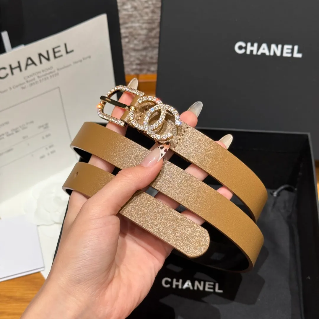 💰460💰Full package💰 💍Purchase grade Chanel ⚡️🌹Double C belt This double-sided cowhide leather, with crystal buckle, tied around the waist to express temperament and taste⚡️🌹U-shaped buckle with Swarovski double C logo, even though it is a spring and summer show style, it is still beautiful in winter, the shiny diamond jewelry is very versatile, it can be matched with jeans or skirts. Width: 20mm