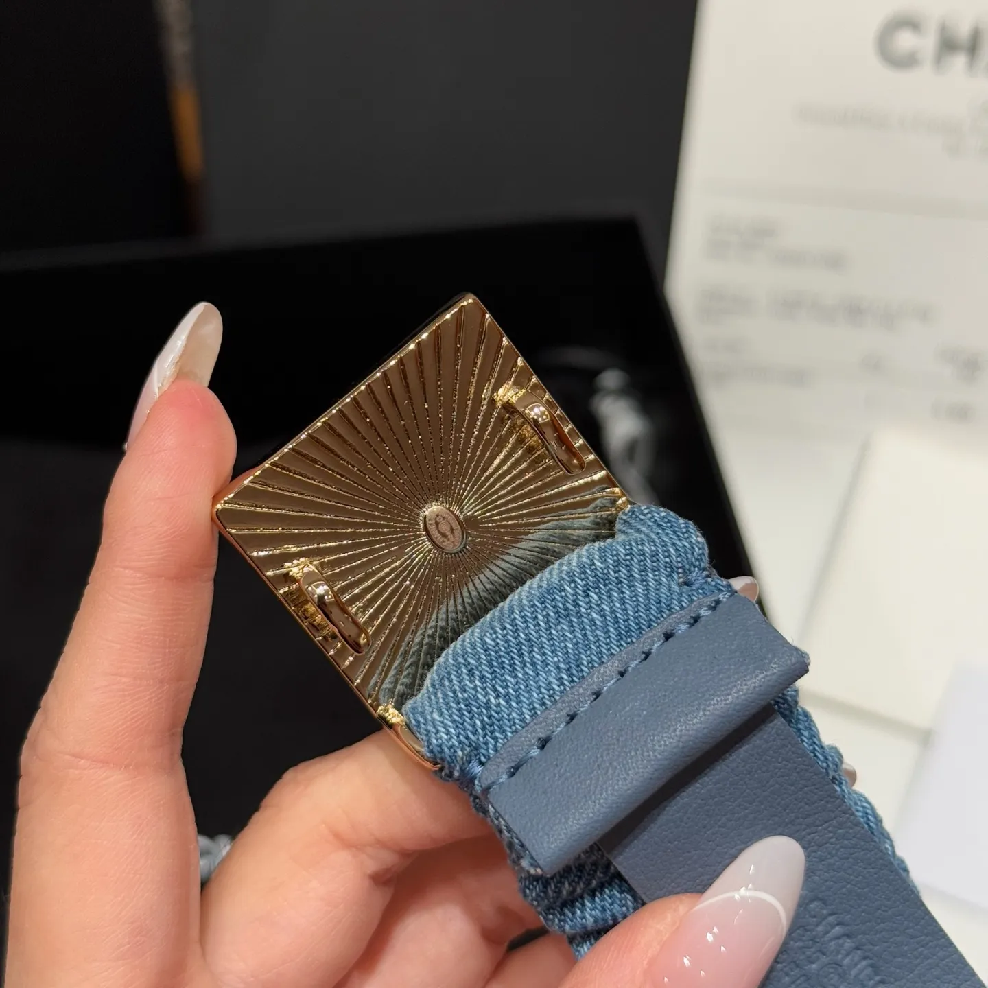 💰440💰Full package💰 💍Purchase level Xiangjia's new belt. Soft denim fabric, with a lazy and casual atmosphere, and the fold design adds a bit of smartness and playfulness. It seems to tell French romance, the iconic double C logo shines dazzlingly, and the inlaid rhinestones are like stars🌟Full of sophistication, instantly making the overall look more sophisticated. Size: S, M, L