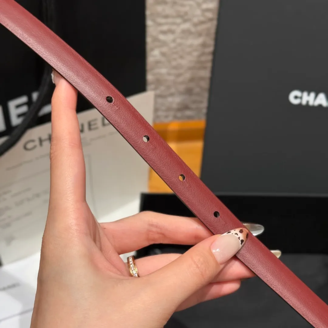 💰440💰Full package💰 💍Purchase level Chanel ⚡️🌹New narrow double-sided belt Chanel classic double-sided belt, made of high-quality calfskin, more suitable for summer, suitable for matching pants and skirts, very versatile 👍, the overall details are very surprising, full of design 👍🏻 Width: 15 mm