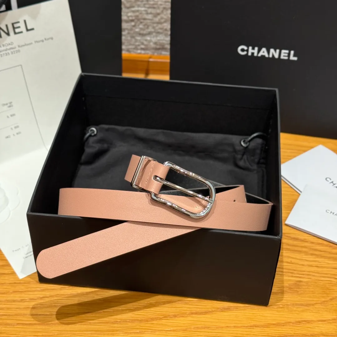 💰440💰Full package💰 💍Purchasing agent grade Chanel ⚡️🌹U-shaped women's belt This is made of imported cowhide, and the hardware is designed with a U-shaped pin buckle. Wearing the belt shows your waistline, enhances your temperament, and instantly becomes fashionable. It is a classic embellishment. Whether it is daily travel or attending important occasions, it can easily control various styles of clothing.⚡️🌹Width: 20 mm