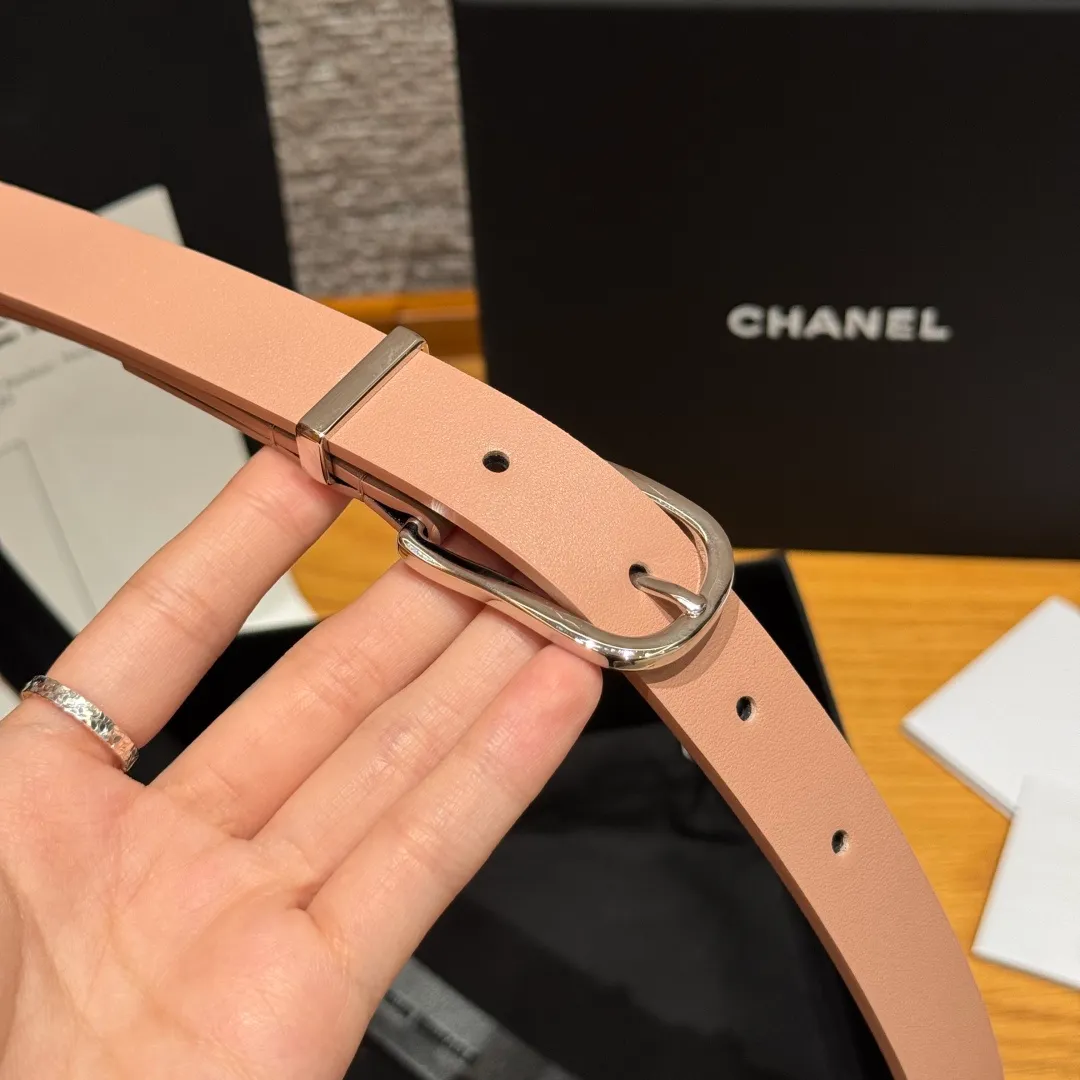 💰440💰Full package💰 💍Purchasing agent grade Chanel ⚡️🌹U-shaped women's belt This is made of imported cowhide, and the hardware is designed with a U-shaped pin buckle. Wearing the belt shows your waistline, enhances your temperament, and instantly becomes fashionable. It is a classic embellishment. Whether it is daily travel or attending important occasions, it can easily control various styles of clothing.⚡️🌹Width: 20 mm